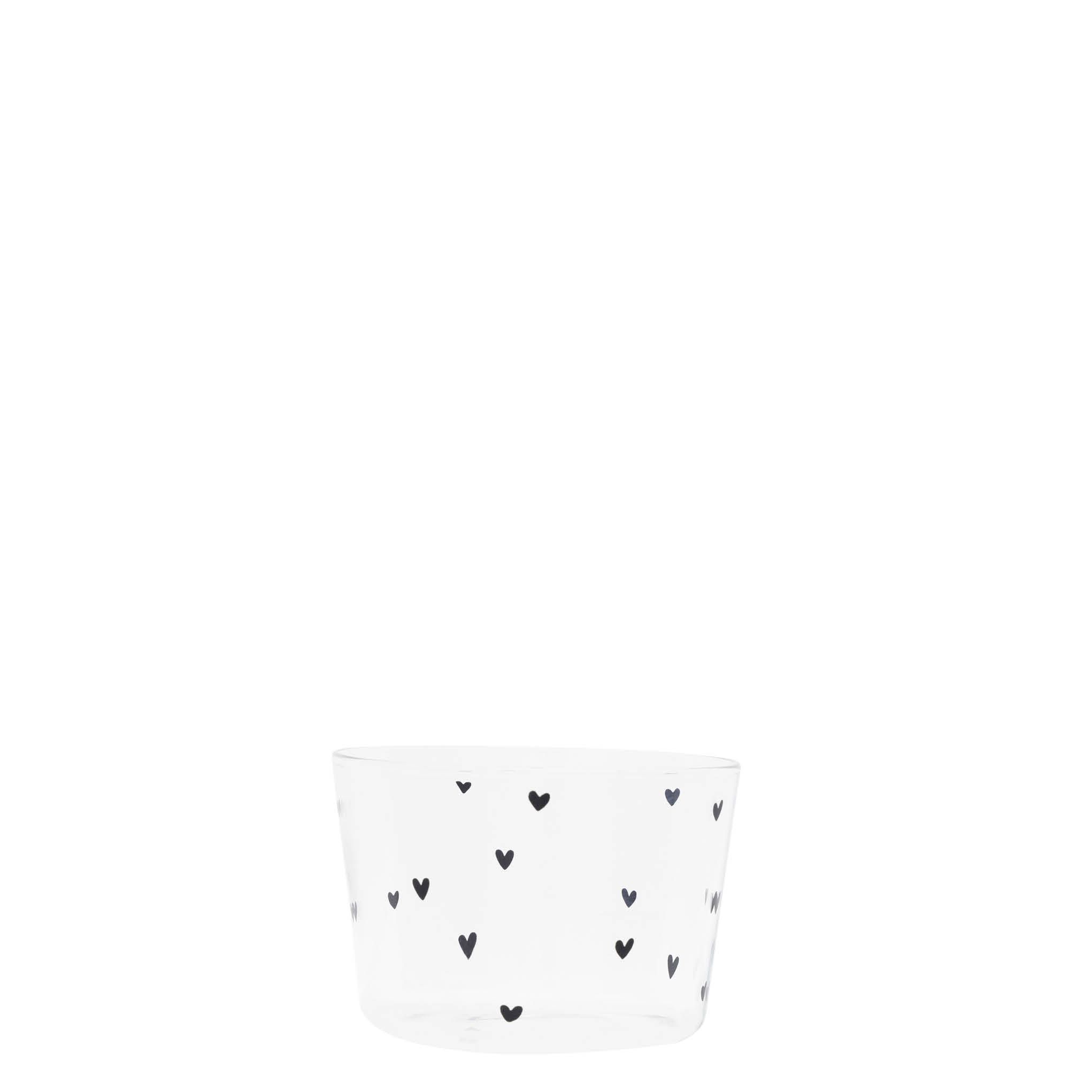 Durchsichtiger Becher mit schwarzen Herzmotiven auf der Oberfläche, in runder Form und ohne Henkel.