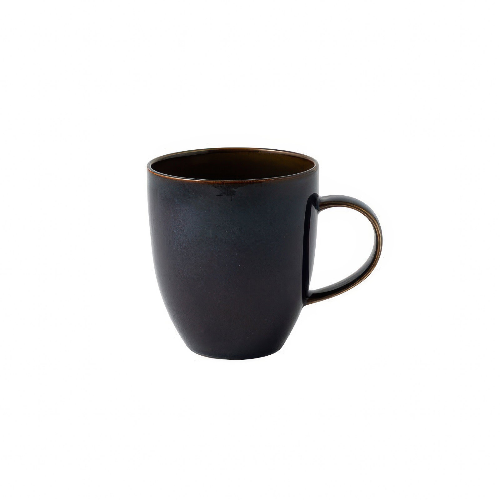 Schwarze Kaffeetasse mit Henkel, auf weißem Hintergrund. Die Tasse hat eine glatte Oberfläche und eine leicht geschwungene Form.