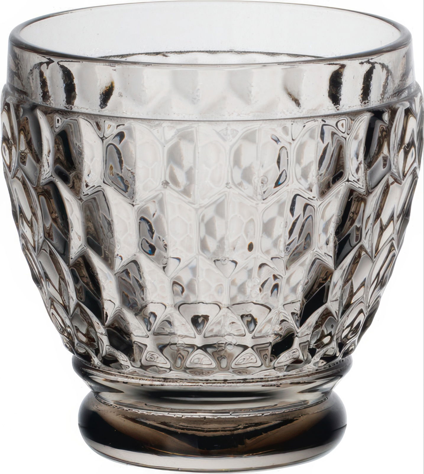 Ein transparenter, facettierter Glasbecher mit einem runden, dunklen Fuß. Der Becher hat eine strukturierte Oberfläche.