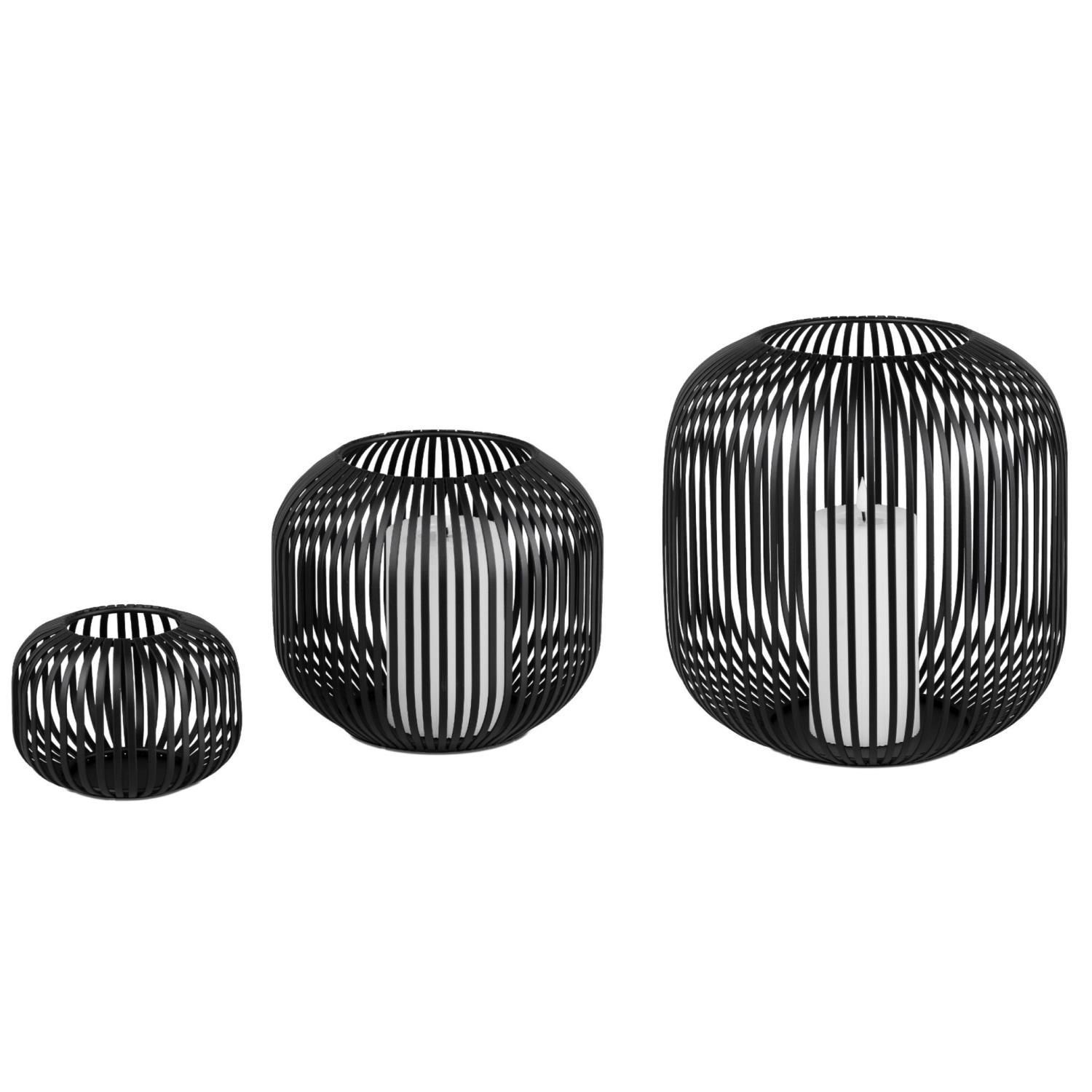 Drei dekorative Kerzenhalter in Schwarz mit vertikalen Streifen, unterschiedlich groß, mit weißen Kerzen im Inneren.