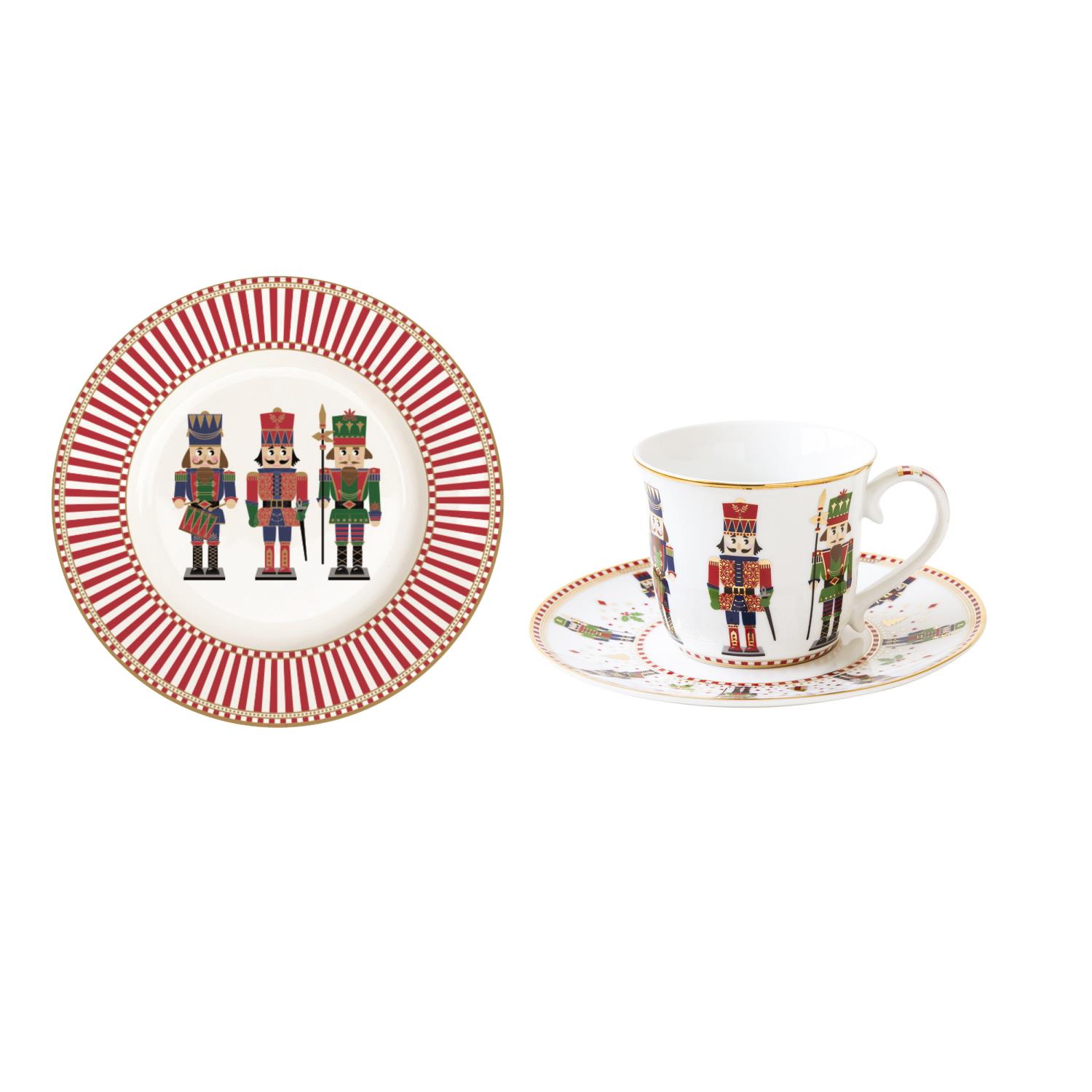 Teller mit rot-weißer Streifenmusterung und drei Nussknackern, daneben eine Tasse mit passendem Unterteller.
