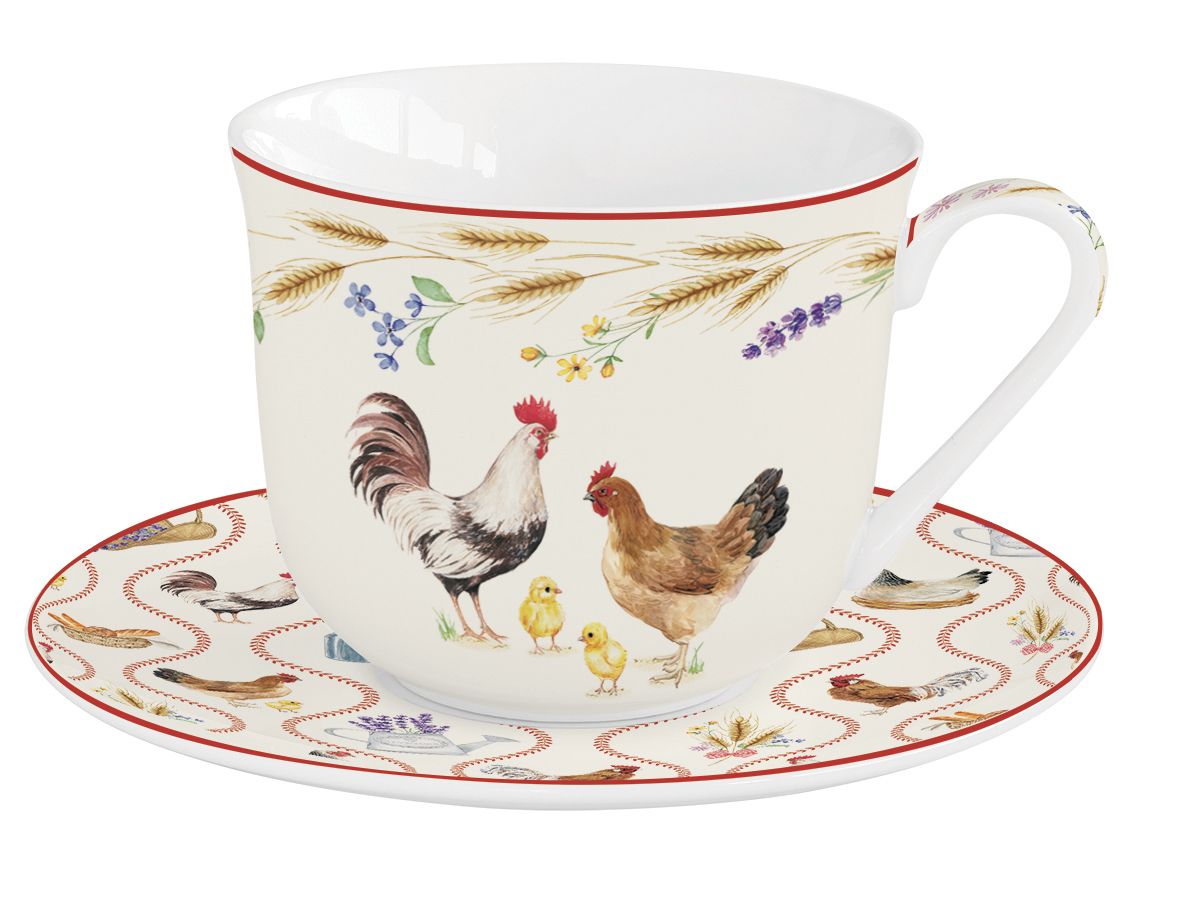 Tasse mit Untertasse, verziert mit Hühnern, Küken und Pflanzenmotiven auf hellem Hintergrund. Rote Randverzierung.
