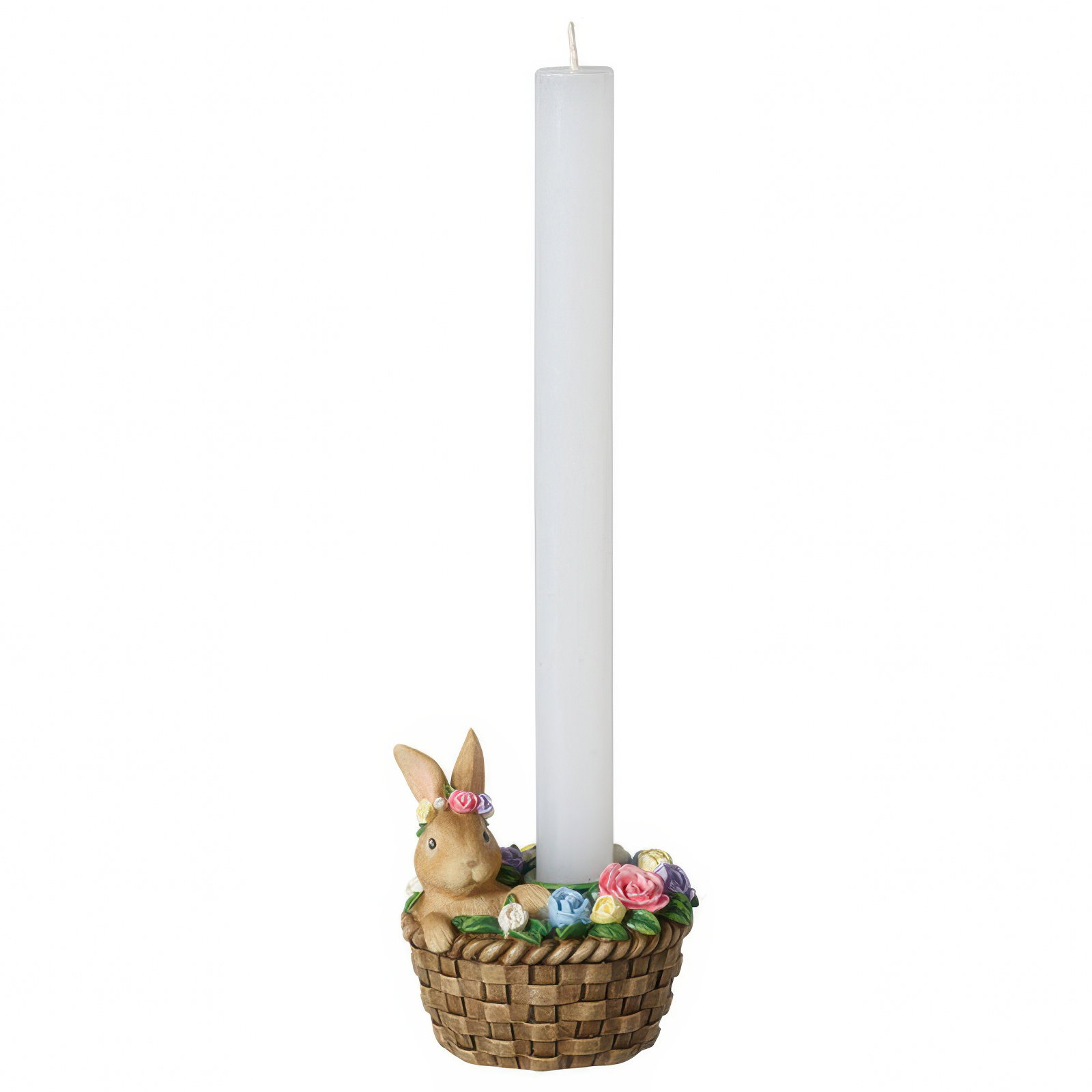 Eine weiße Kerze steht in einem geflochtenen Korb, neben einem Hasen mit Blumenkranz und bunten Blüten.