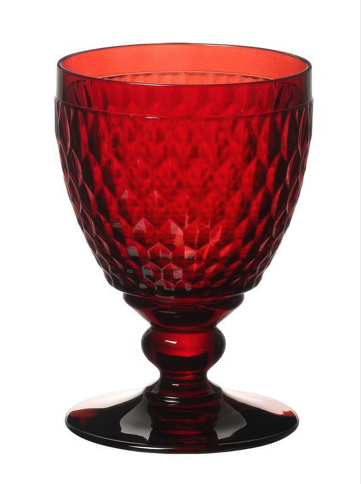 Roter, facettierter Glasbecher auf einem Fuß, mit breiter Öffnung und glattem Rand.