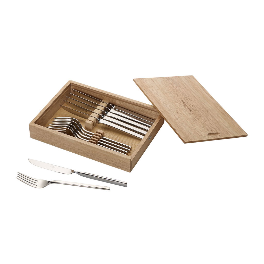 Holzkasten mit Besteckset, bestehend aus mehreren Gabeln und Messern, teilweise mit Holzgriffen. Kas