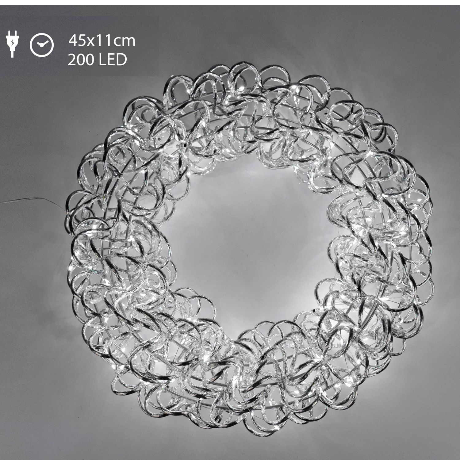 Dekokranz aus geflochtenem silfarbenem Metal mit vielen kleinen blinkenden LEDs