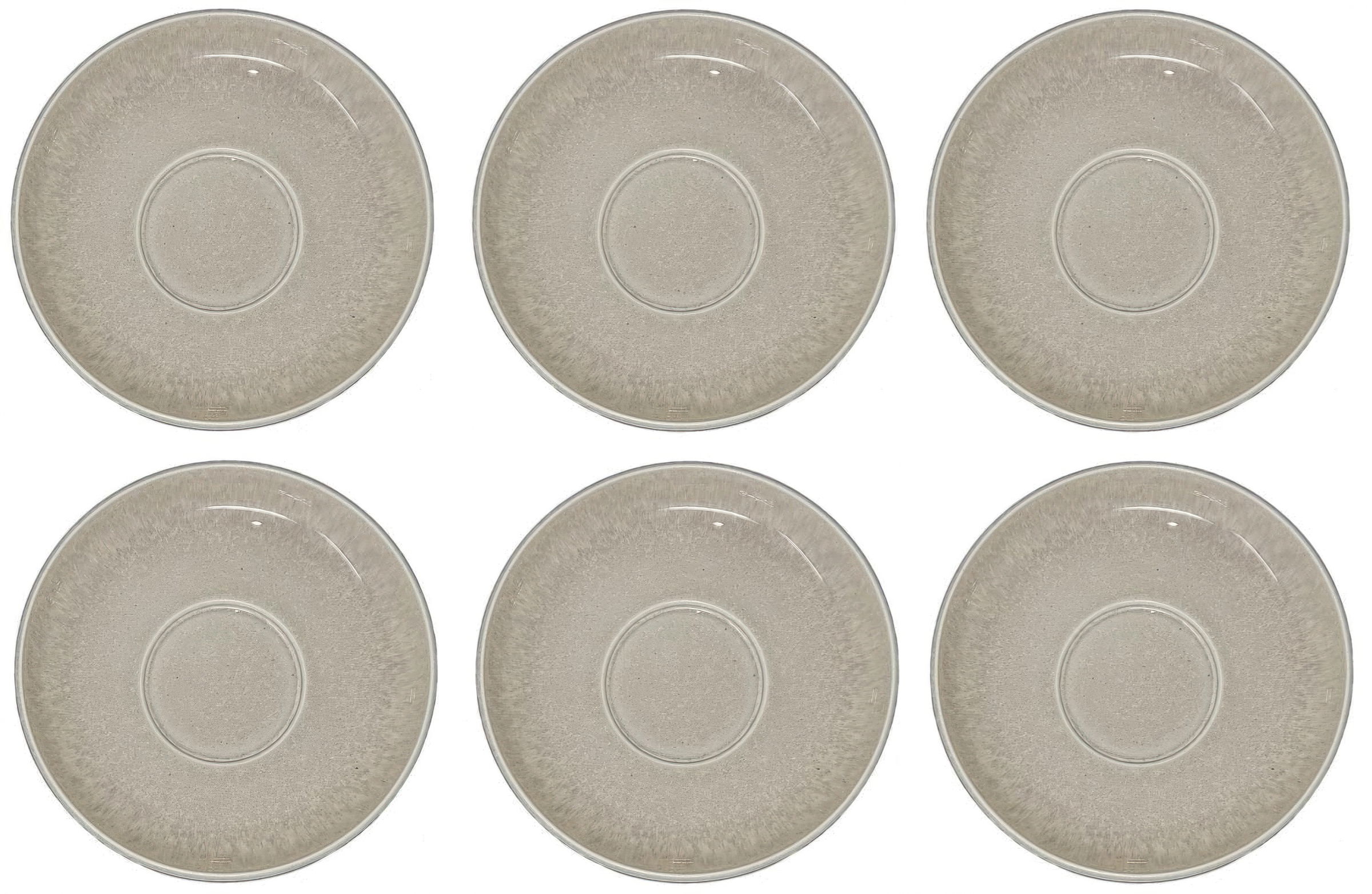 Sechs flache Teller in neutraler Farbe, gleichmäßig angeordnet auf einem weißen Hintergrund.