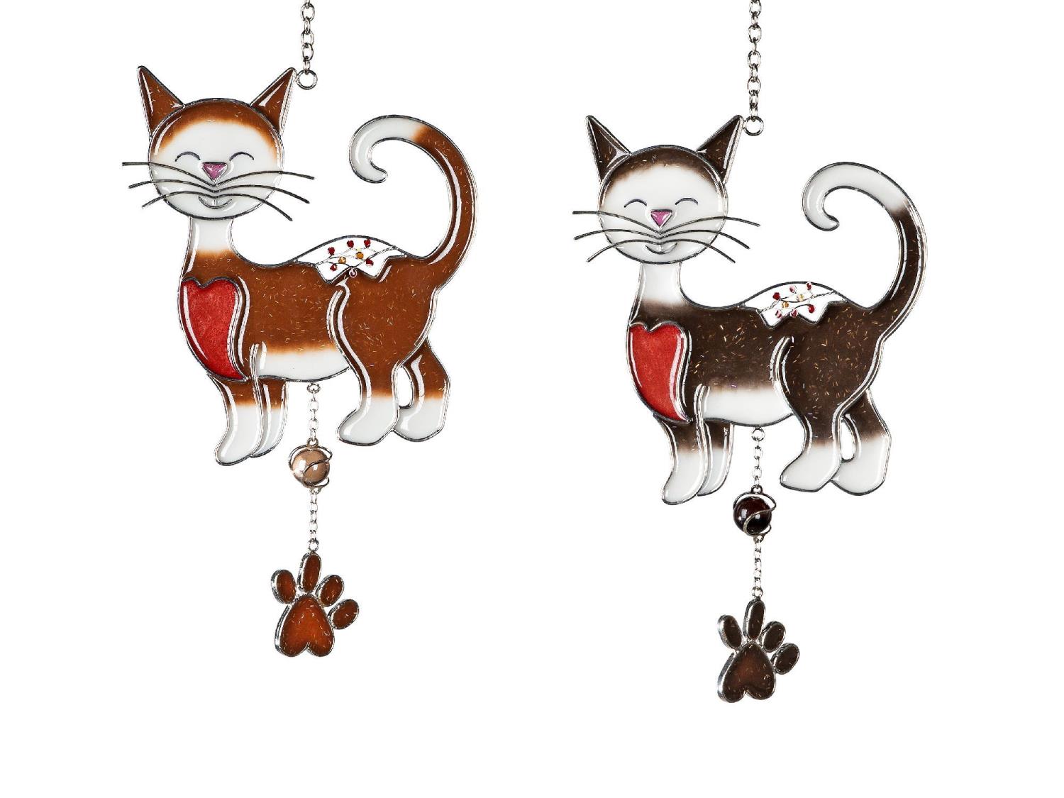 Zwei bunte Katzenfiguren aus Glas, eine braun-weiße und eine schwarz-weiße, mit Herzmotiven und Anhä