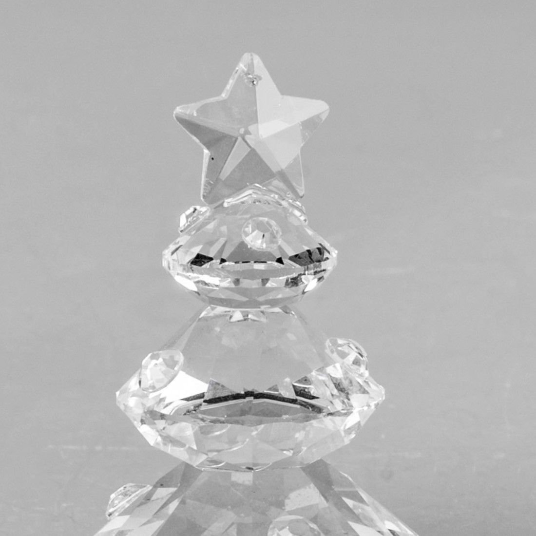 Ein gläserner Weihnachtsbaum mit einer sternförmigen Spitze, bestehend aus mehreren transparenten, f