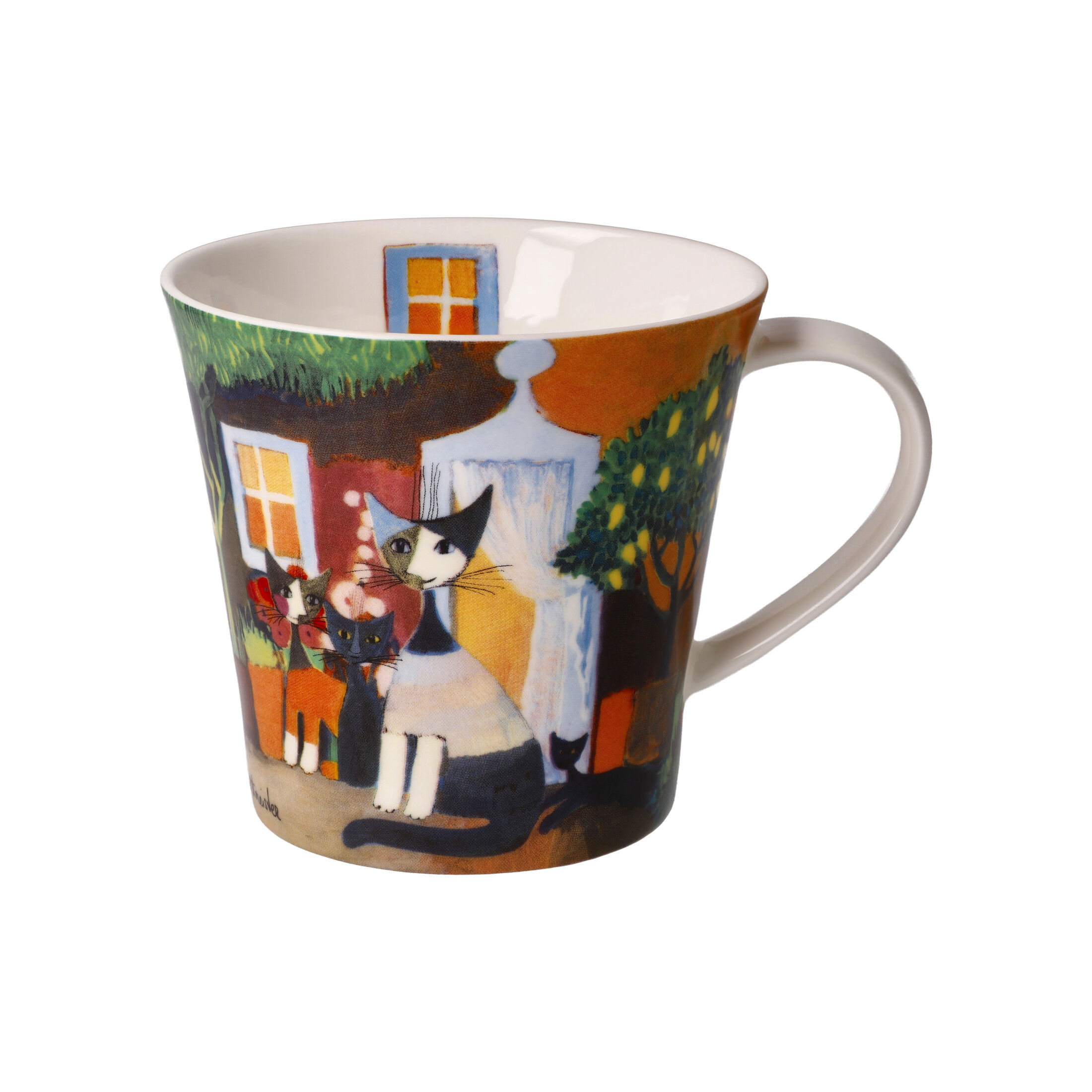 Bunte Tasse mit Katzenmotiven vor einem Haus und Bäumen, in warmen Farben gestaltet.