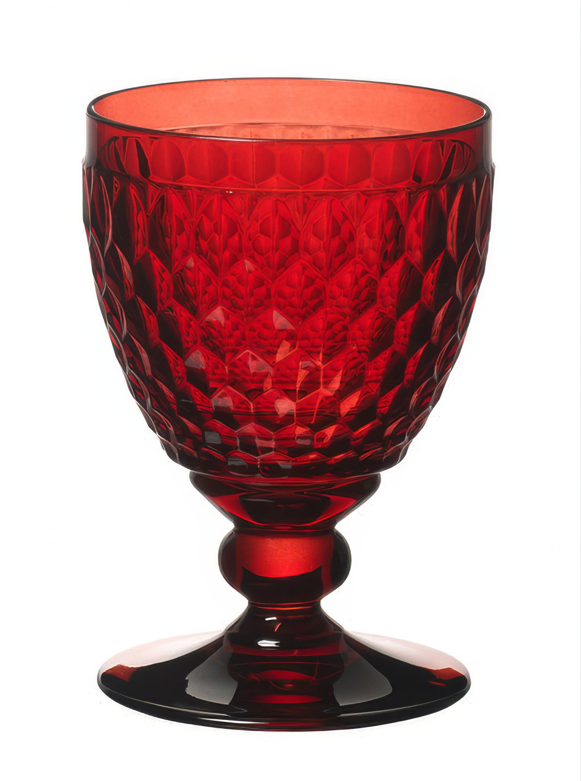 Roter, facettierter Trinkbecher mit Fuß, aus transparentem Material, auf weißem Hintergrund.