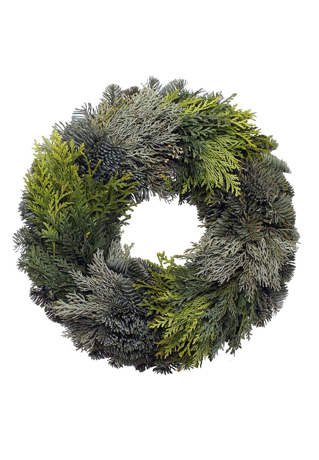 Undekorierter Kranz aus verschiedenen grünen Nadel- und Laubblättern, mit einer offenen Mitte.