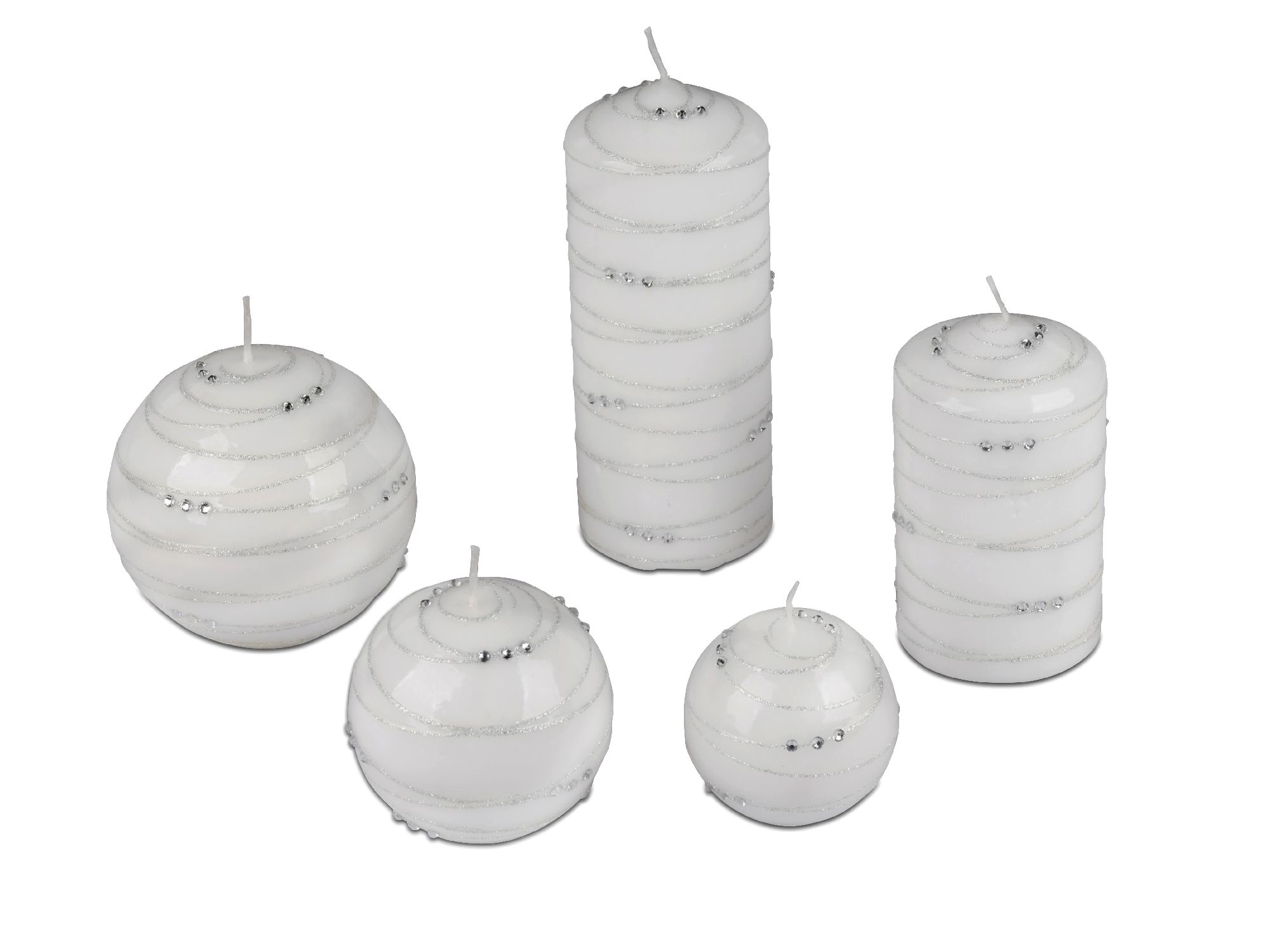 Fünf weiße Kerzen in verschiedenen Formen: zwei runde, zwei hohe und eine mittlere, mit silbernen Ve