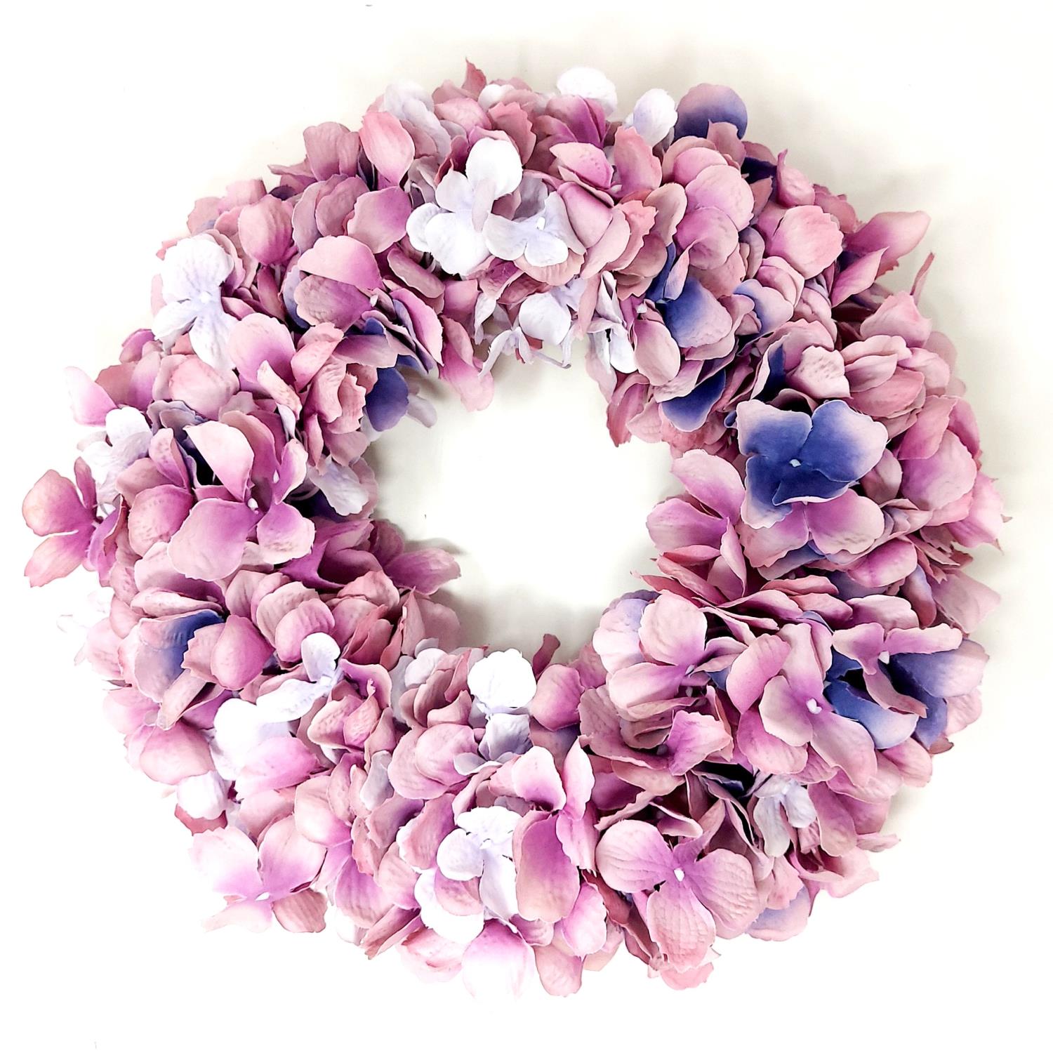 Ein runder Kranz aus rosa und lila Blütenblättern auf weißem Hintergrund. Die Blüten sind dicht ange