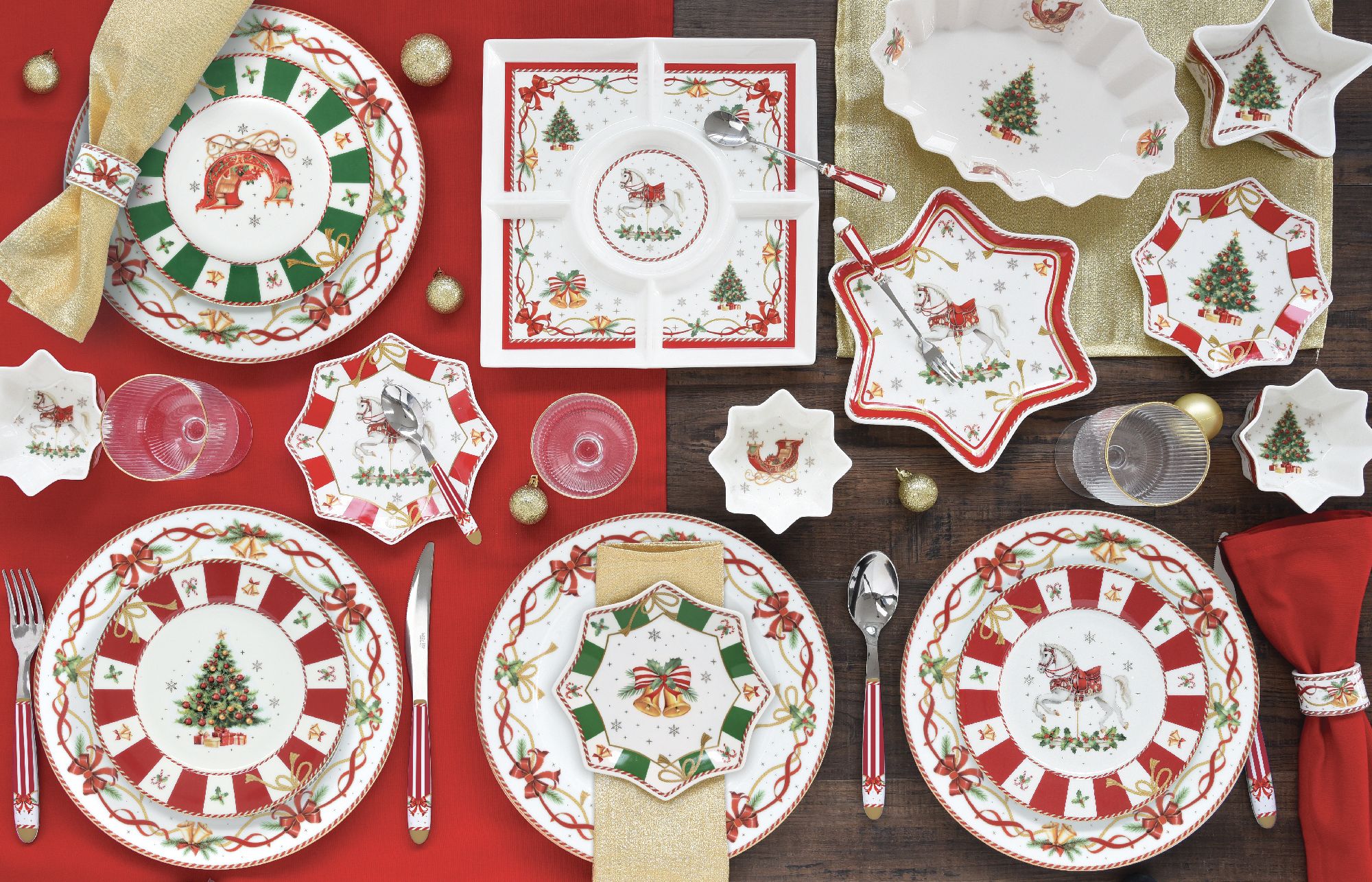 Tischgedeck mit festlichem Geschirr in Rot und Grün, Weihnachtsmotiven und Besteck