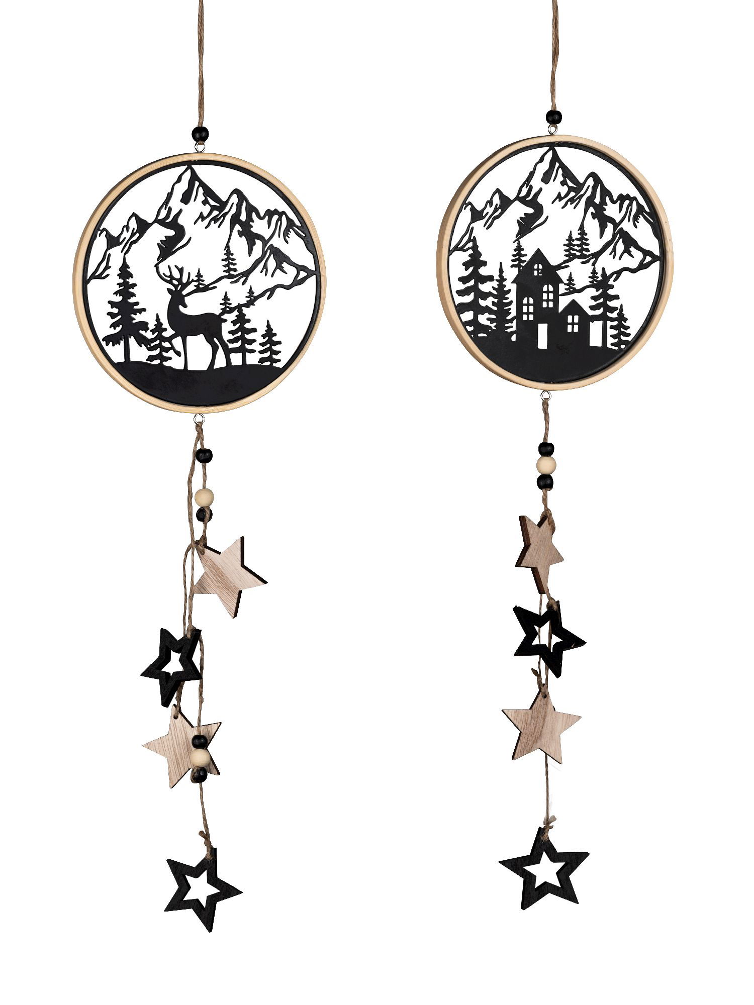 Zwei runde Wanddekorationen mit Berg- und Waldmotiven, darunter hängende Sterne aus Holz.