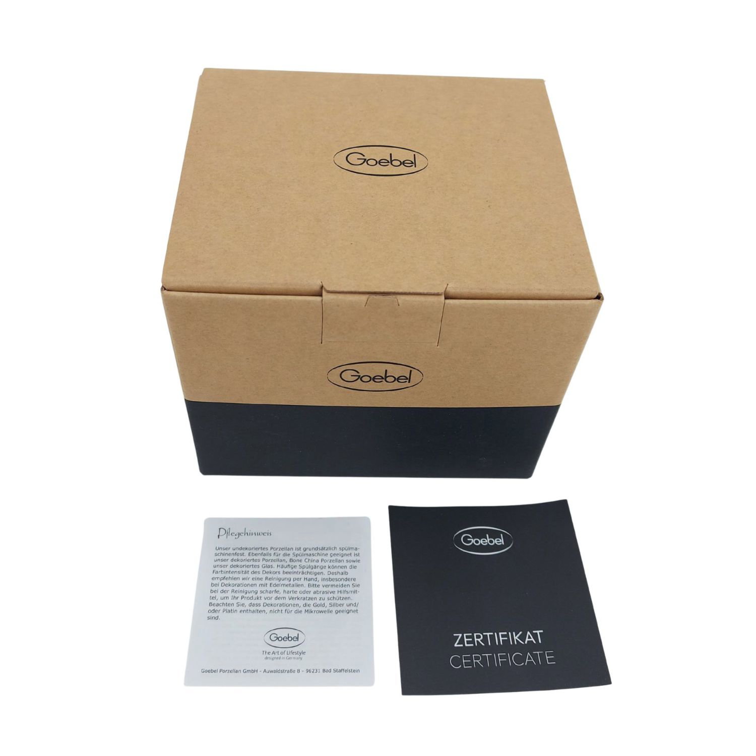 Braune Geschenkbox mit Zertifikat und Pflegehinweisen auf einem weißen Hintergrund