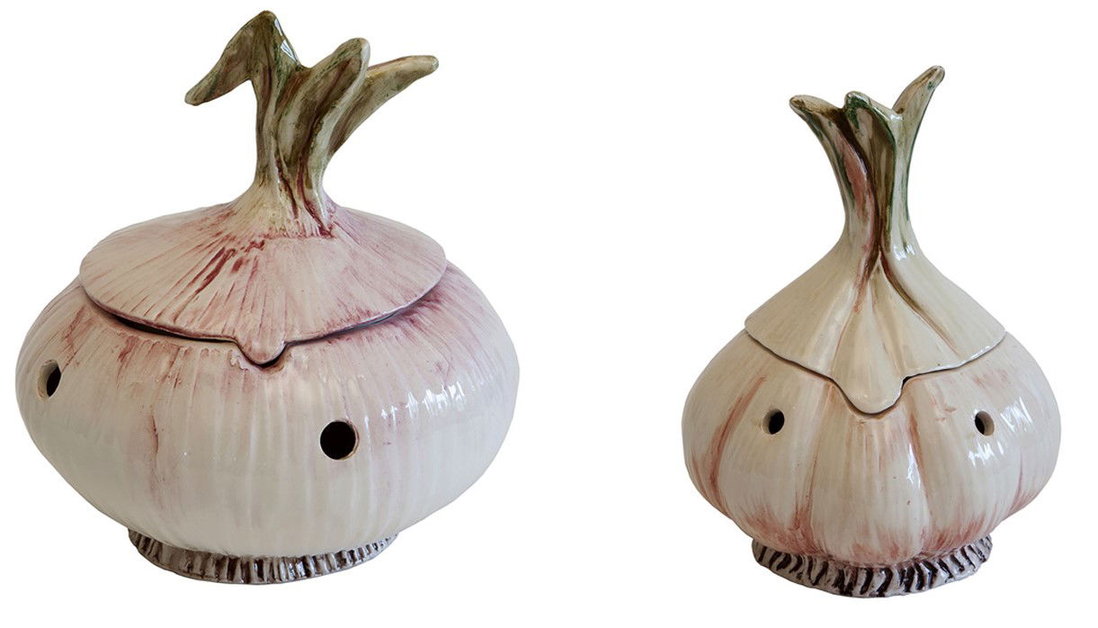 Zwei keramische Zwiebelbehälter, einer mit Deckel und Löchern, der andere ohne Deckel, beide mit grünem Zwiebelansatz.