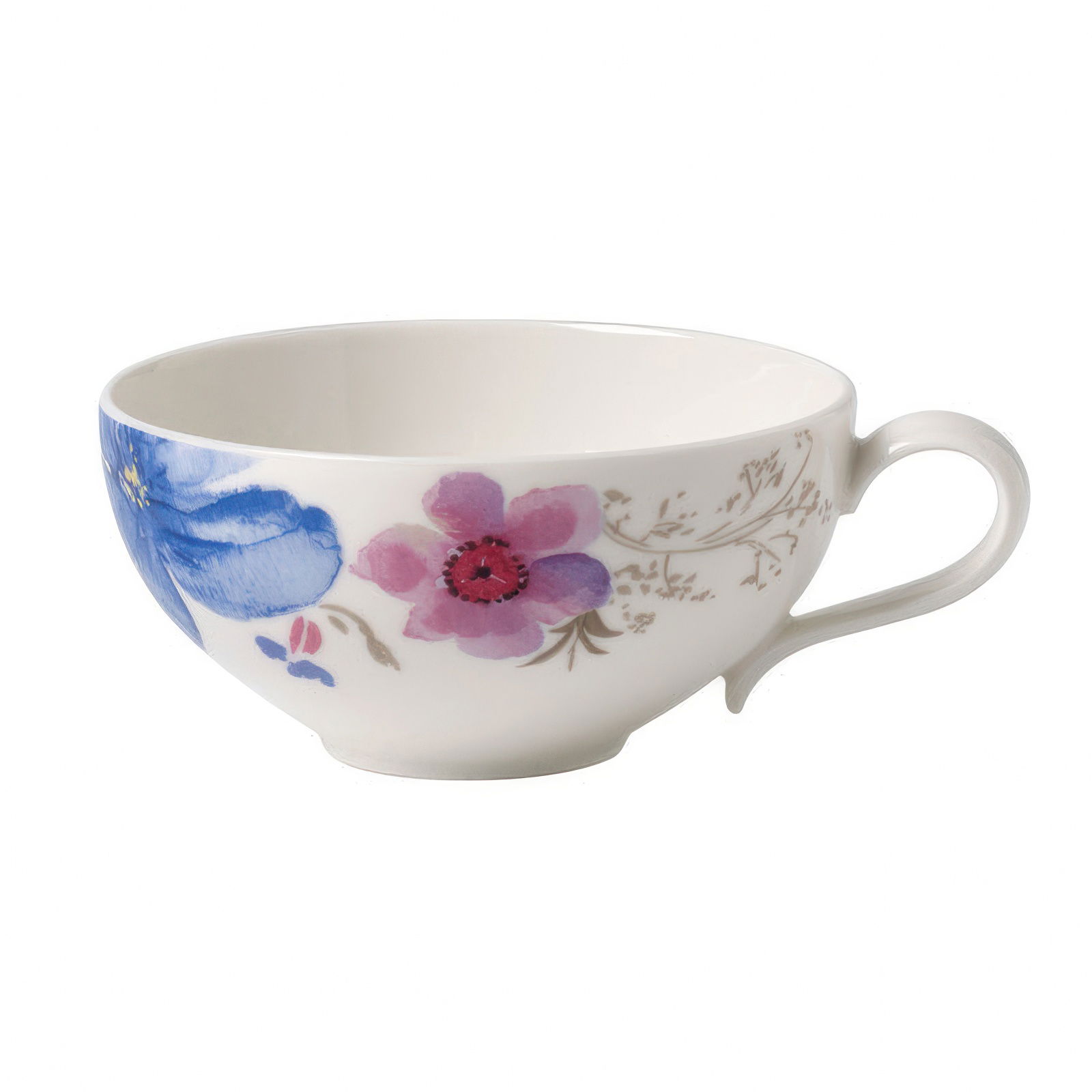 Eine weiße Tasse mit bunten Blumenmotiven in Blau, Pink und Rot. Sie hat einen kleinen Henkel und eine runde Form.