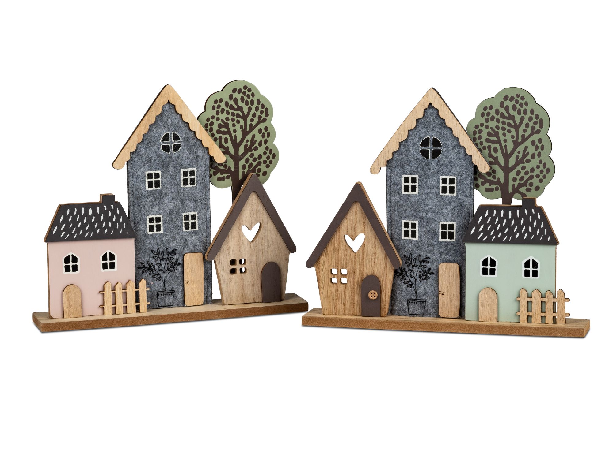 Zwei Gruppen von Holzfiguren in Form von Häusern und Bäumen, in verschiedenen Farben und Designs, au