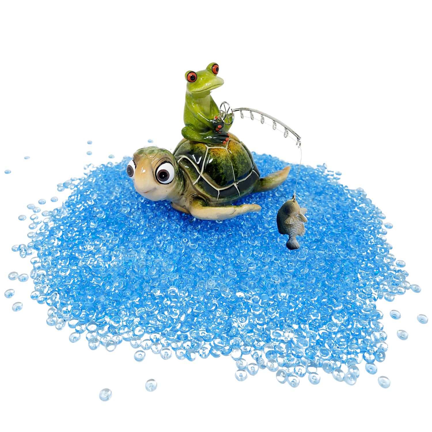 Schildkröte mit Frosch mit Angel auf dem Rücken auf blauer Streudeko