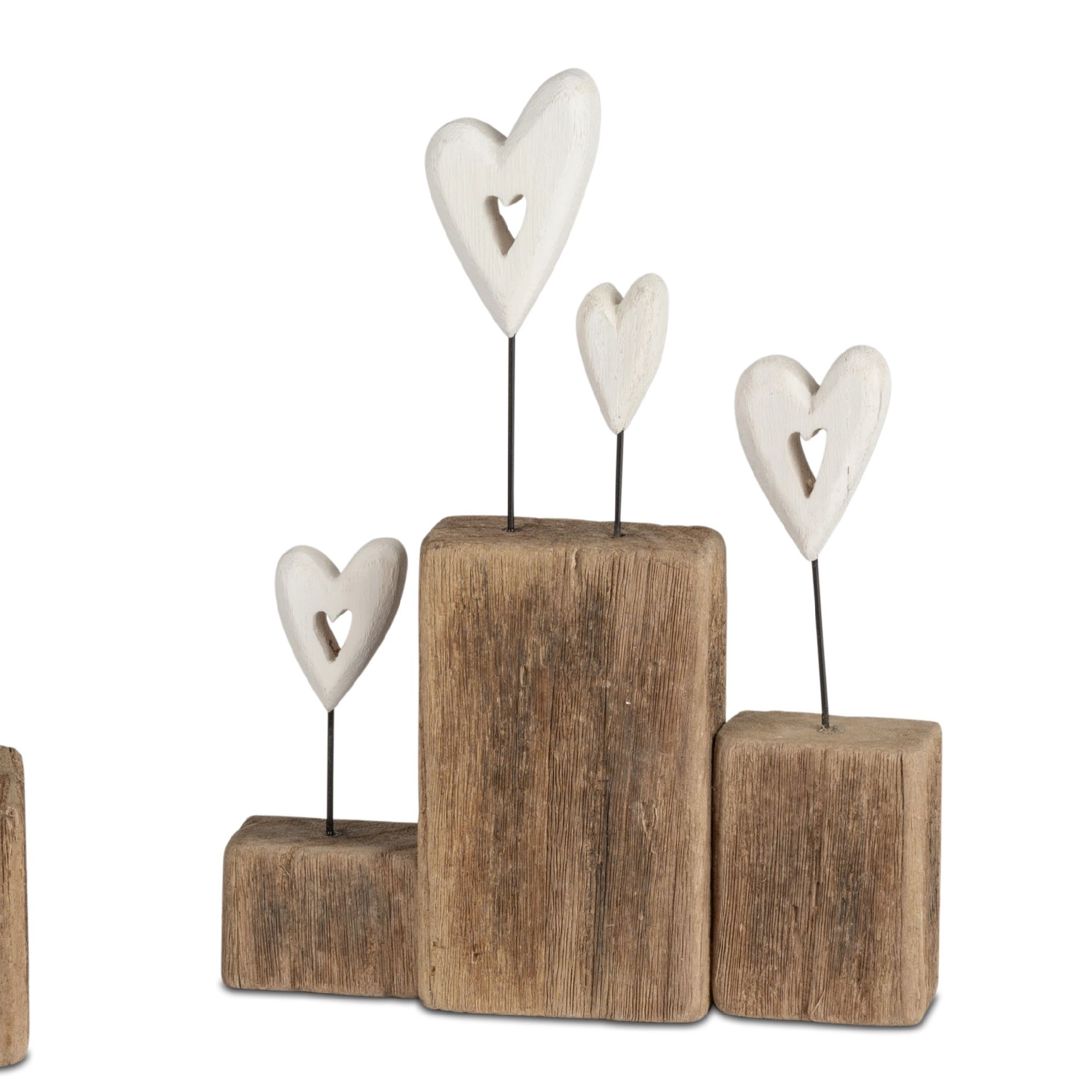 Dekorative Holzblöcke in verschiedenen Höhen mit weißen Herzformen auf Stäben.