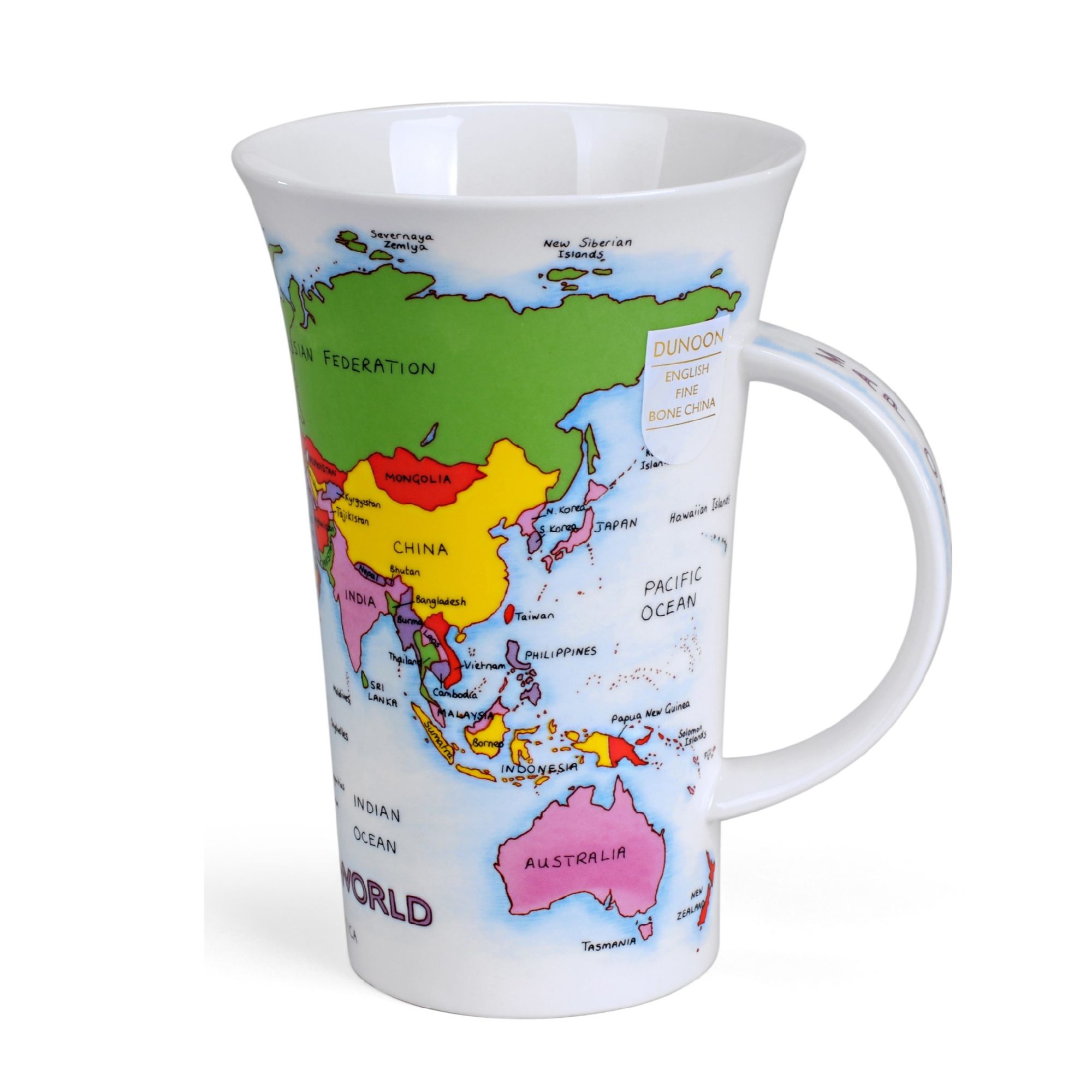 Tasse mit einer farbigen Weltkarte, die Asien und Australien zeigt, mit Ländernamen und Ozeanen. Weißer Hintergrund.