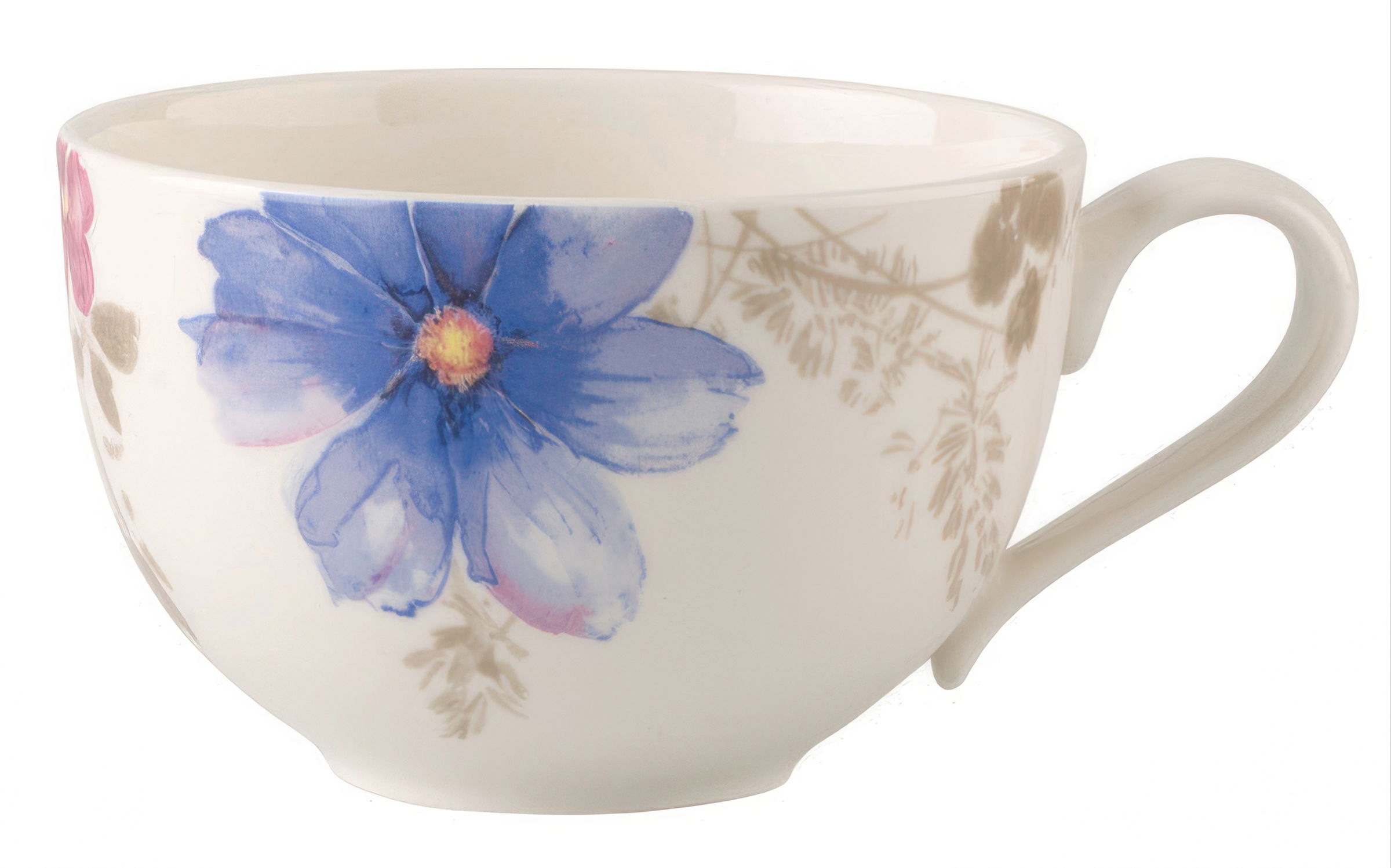 Eine weiße Tasse mit bunten Blumenmotiven, darunter eine große blaue Blüte, und einem seitlichen Henkel.