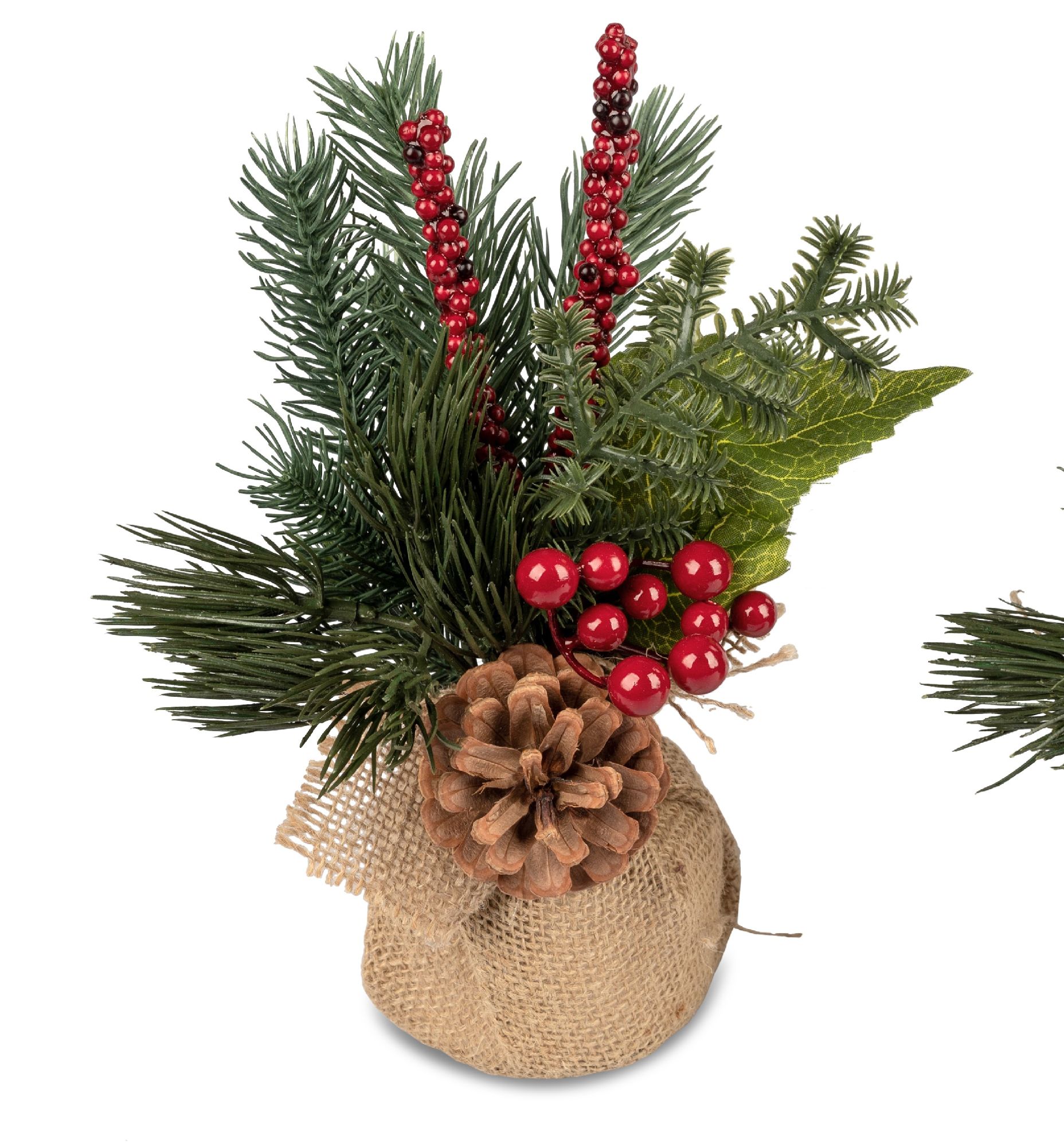 Ein dekorativer Blumenstrauß mit Tannenzweigen, roten Beeren, einer Tannenzapfen und einem Jutesack