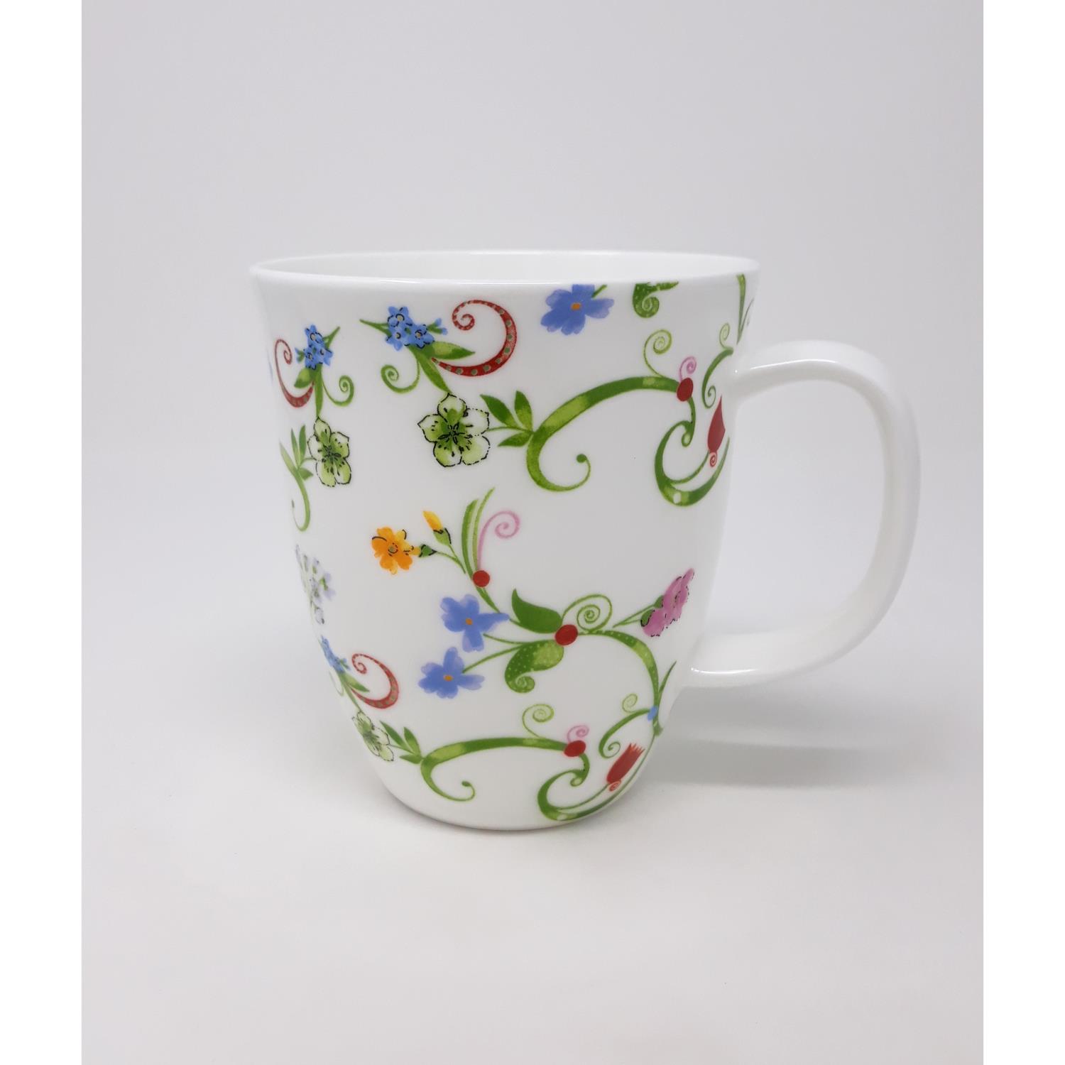 Weißer Becher mit buntem Blumenmuster und geschwungenen Linien, seitlich abgebildet. Der Becher hat einen Henkel.