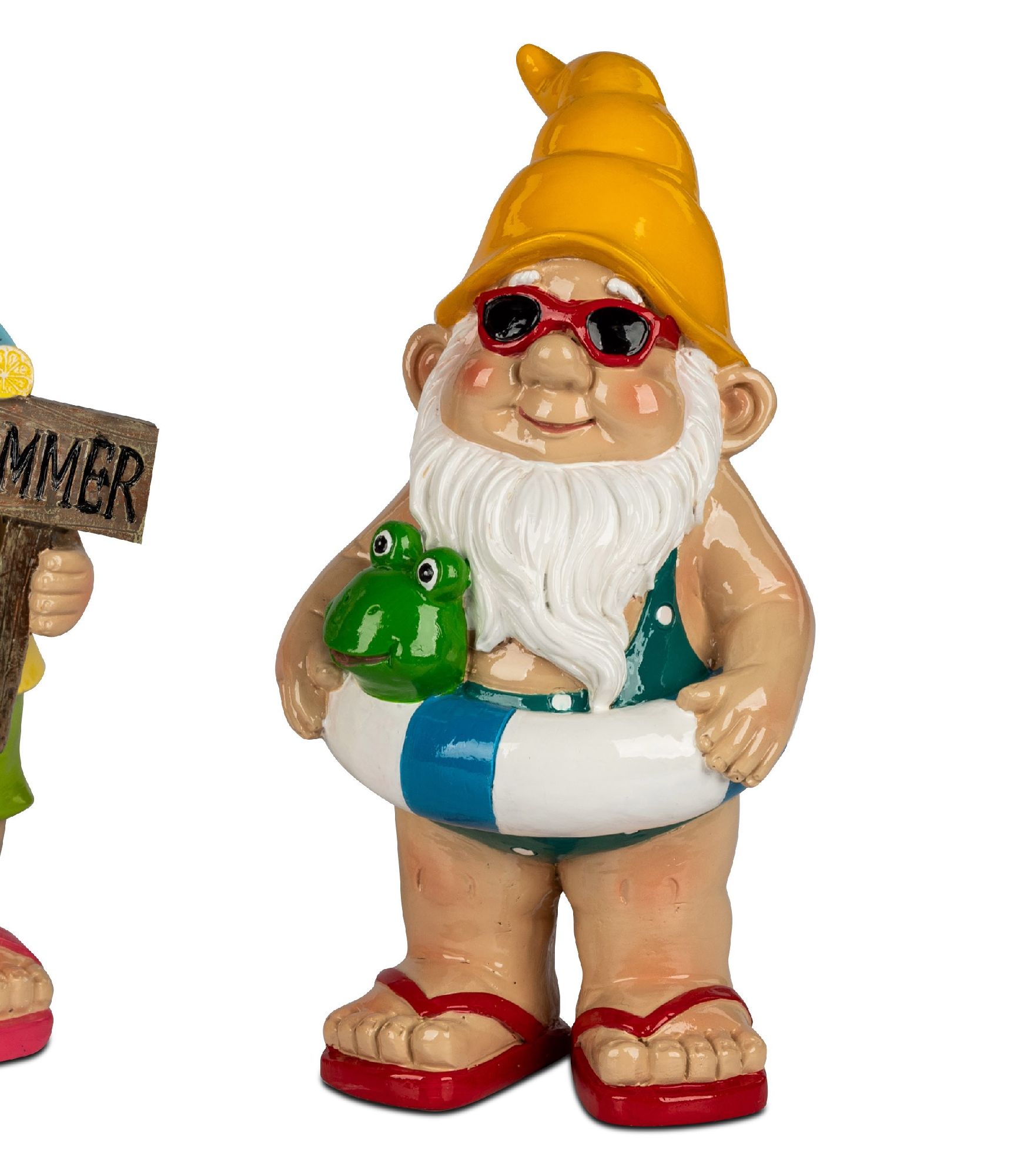 Zwei Gartenzwerge im Sommerlook. Einer trägt eine gelbe Mütze, Sonnenbrille und Schwimmring, der andere hält ein Schild mit der Aufschrift „Sommer“.