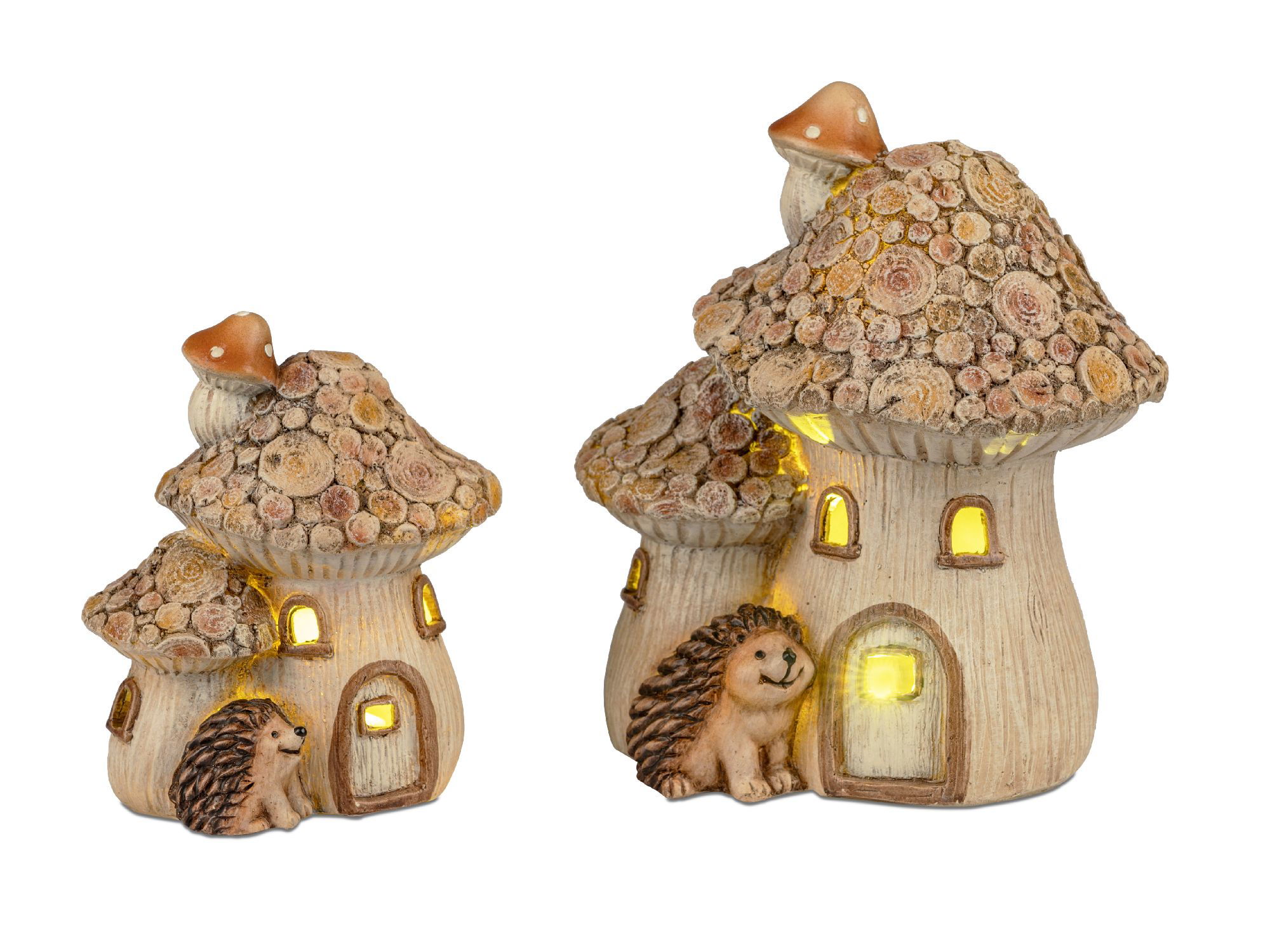 Zwei kleine, dekorative Pilzhäuser aus Keramik mit einem Igel davor. Die Fenster leuchten sanft in Gelb.