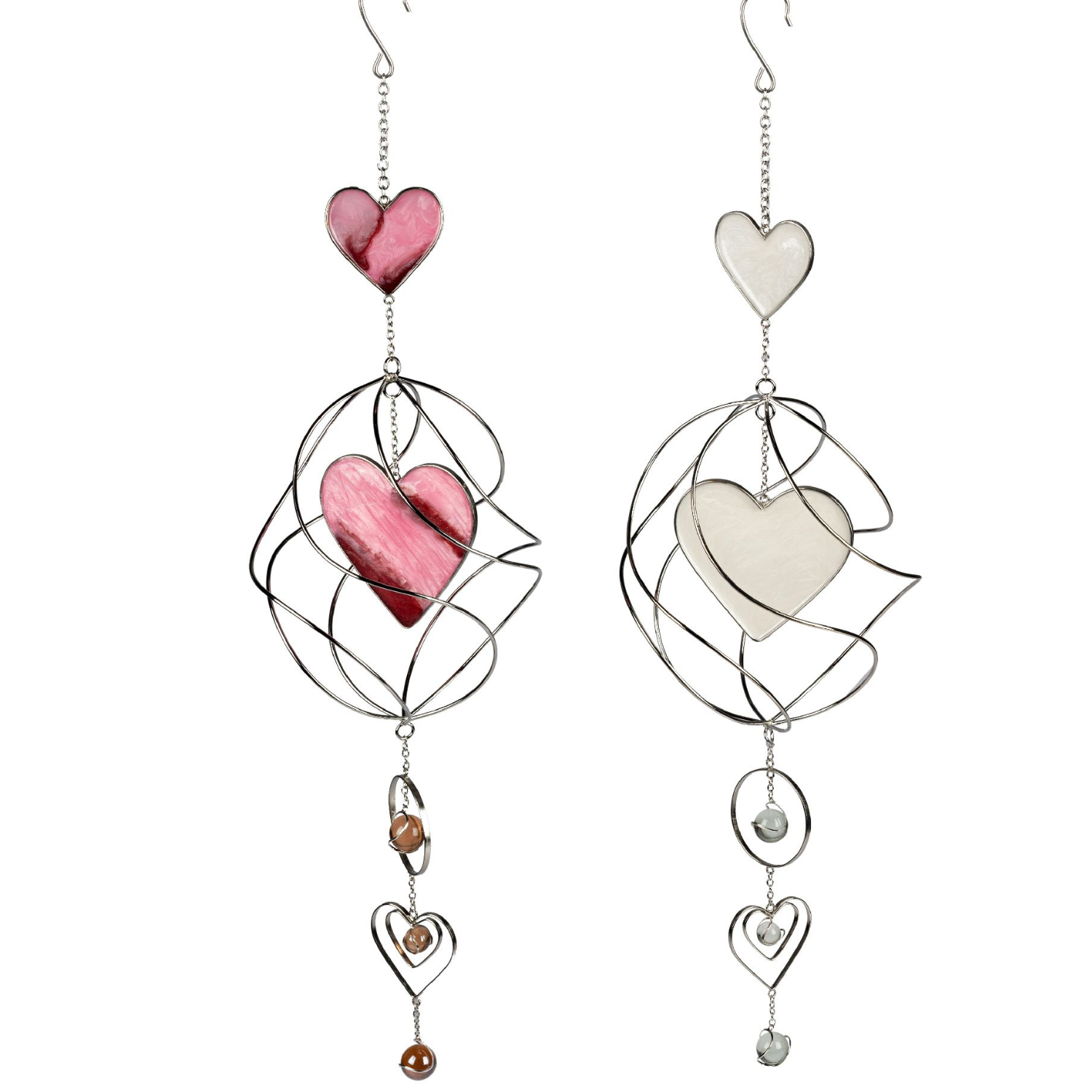 Zwei hängende Windspiele mit Herzformen, links rosa, rechts weiß, aus Draht und Glas