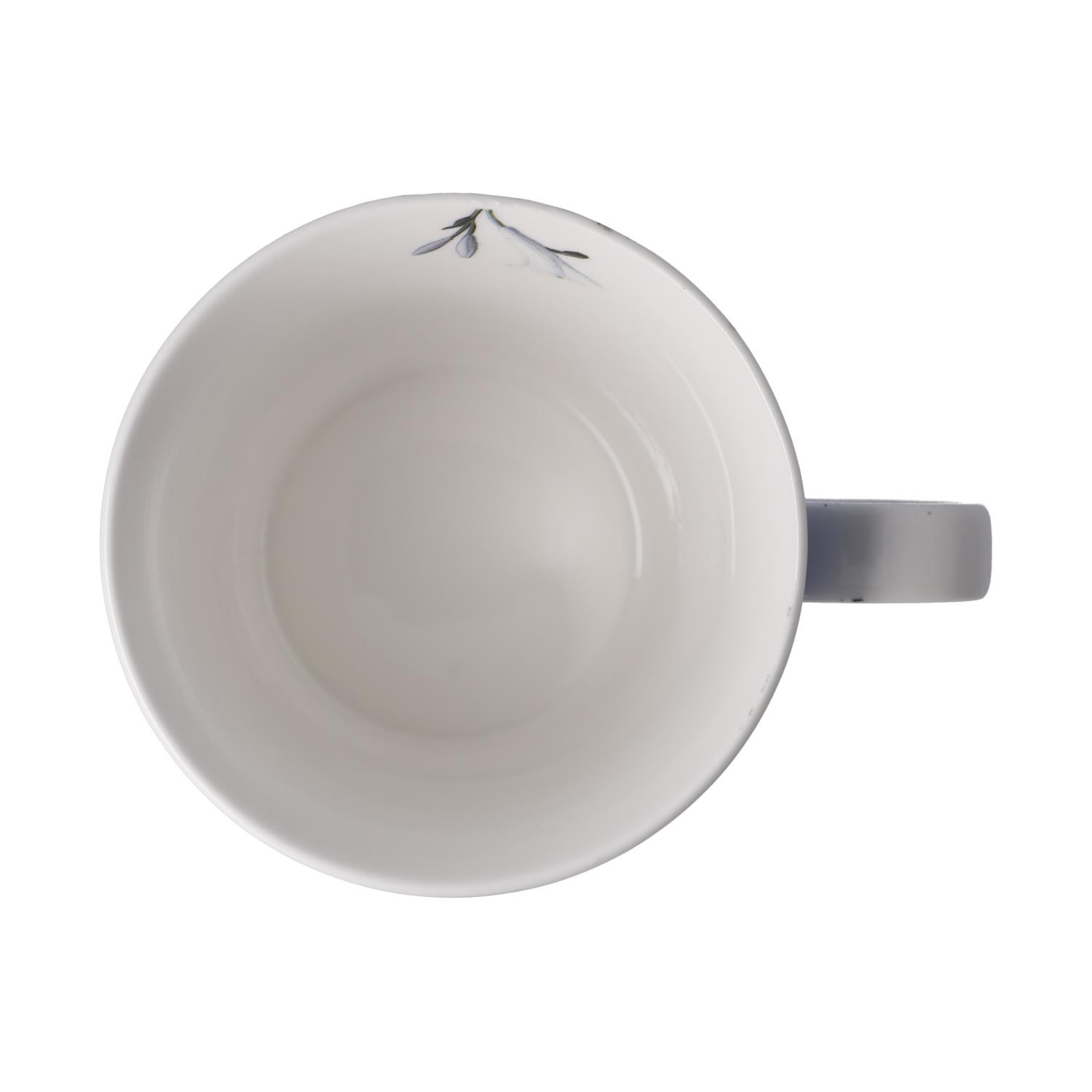 Weißer Kaffeebecher von oben, mit einem dezenten floralen Muster und einem grauen Henkel. Innen glat