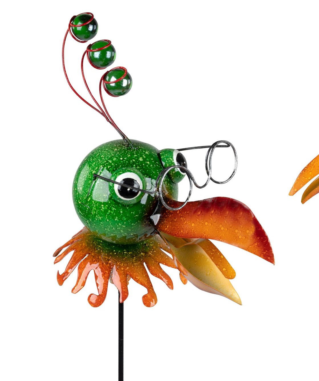 Bunte Dekofigur in Form eines Vogels mit grünem Kopf, roten Augen und Schnabel, auf einem schwarzen Stab montiert.
