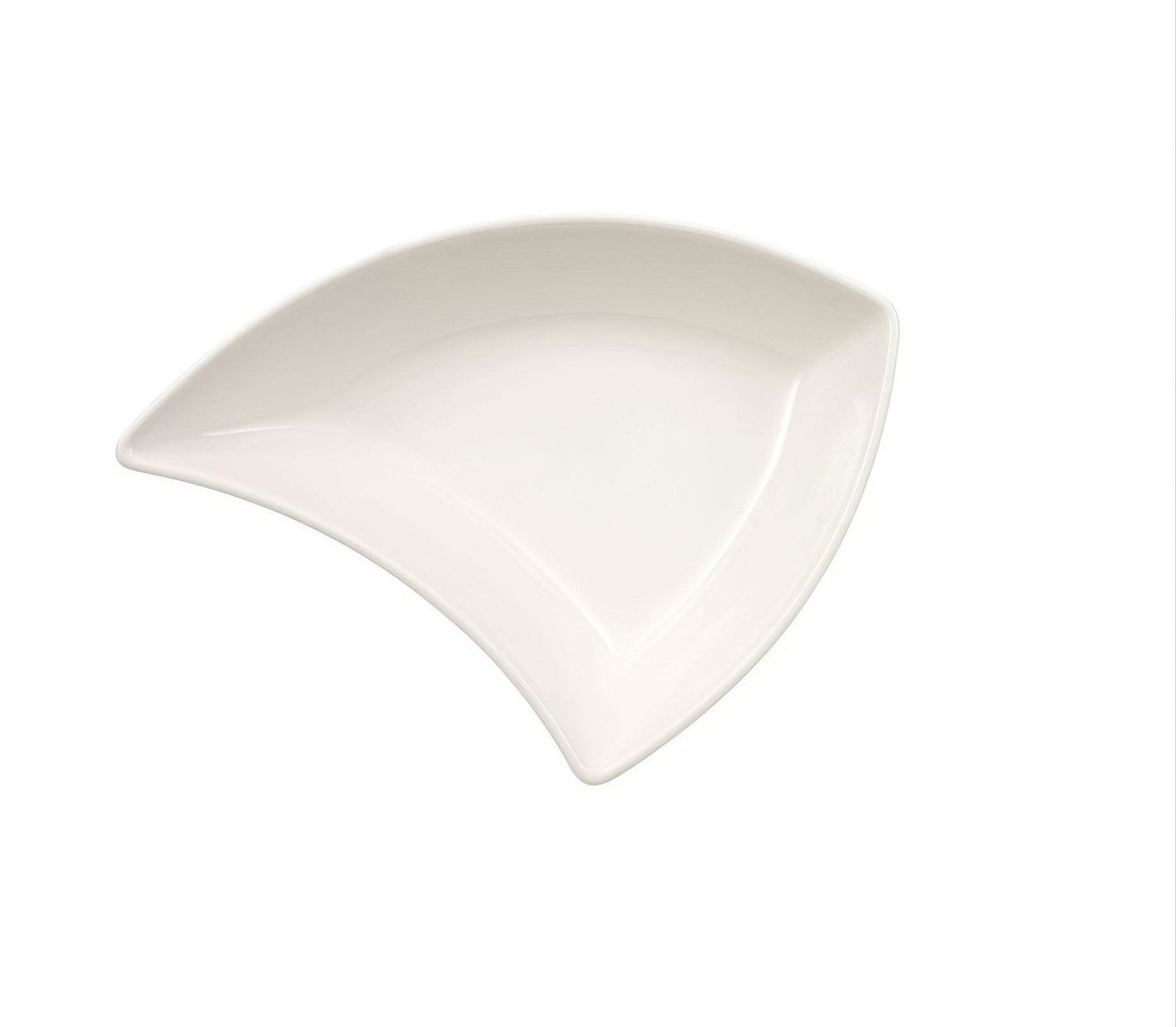 Weißer, flacher Teller mit einer geschwungenen, asymmetrischen Form. Der Hintergrund ist einfarbig weiß.