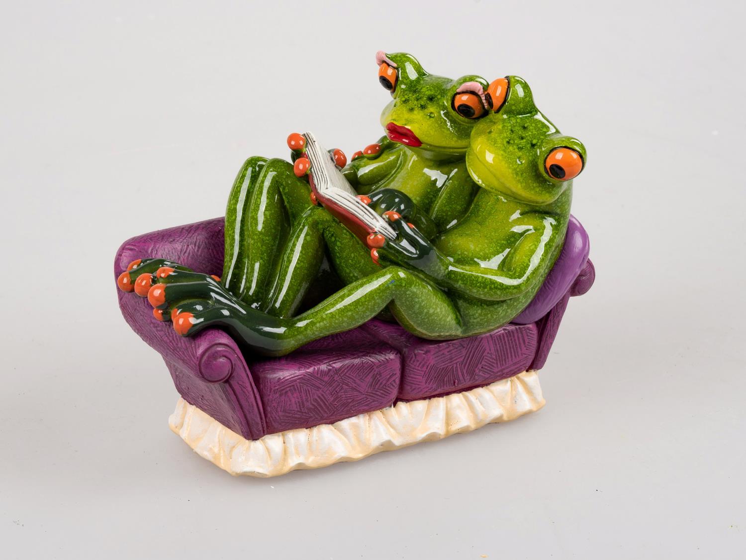 Froschpaar auf Couch mit Buch von FORMANO Froschhausen