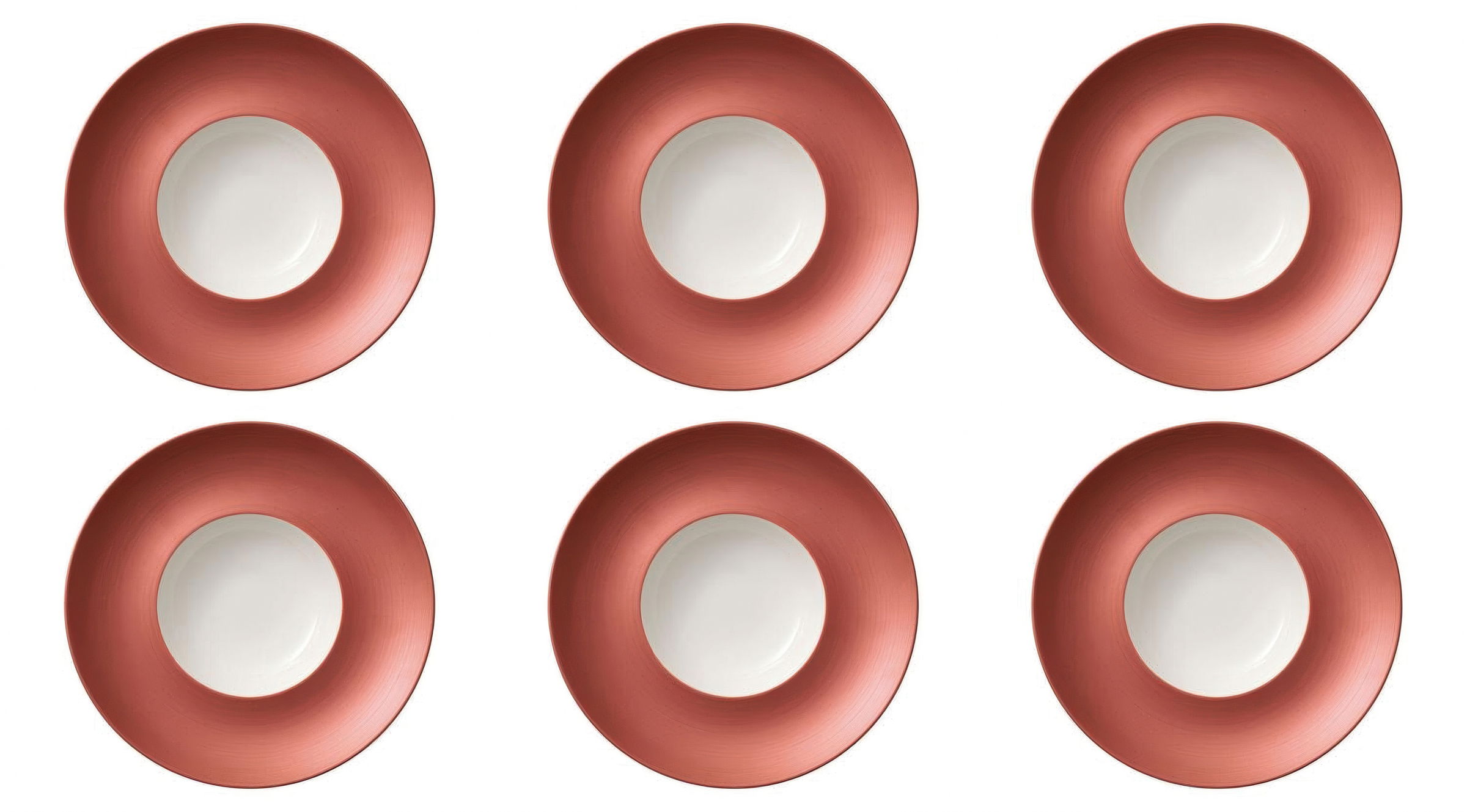 Sechs runde Teller mit einem roten Rand und einer weißen Mitte, gleichmäßig angeordnet.