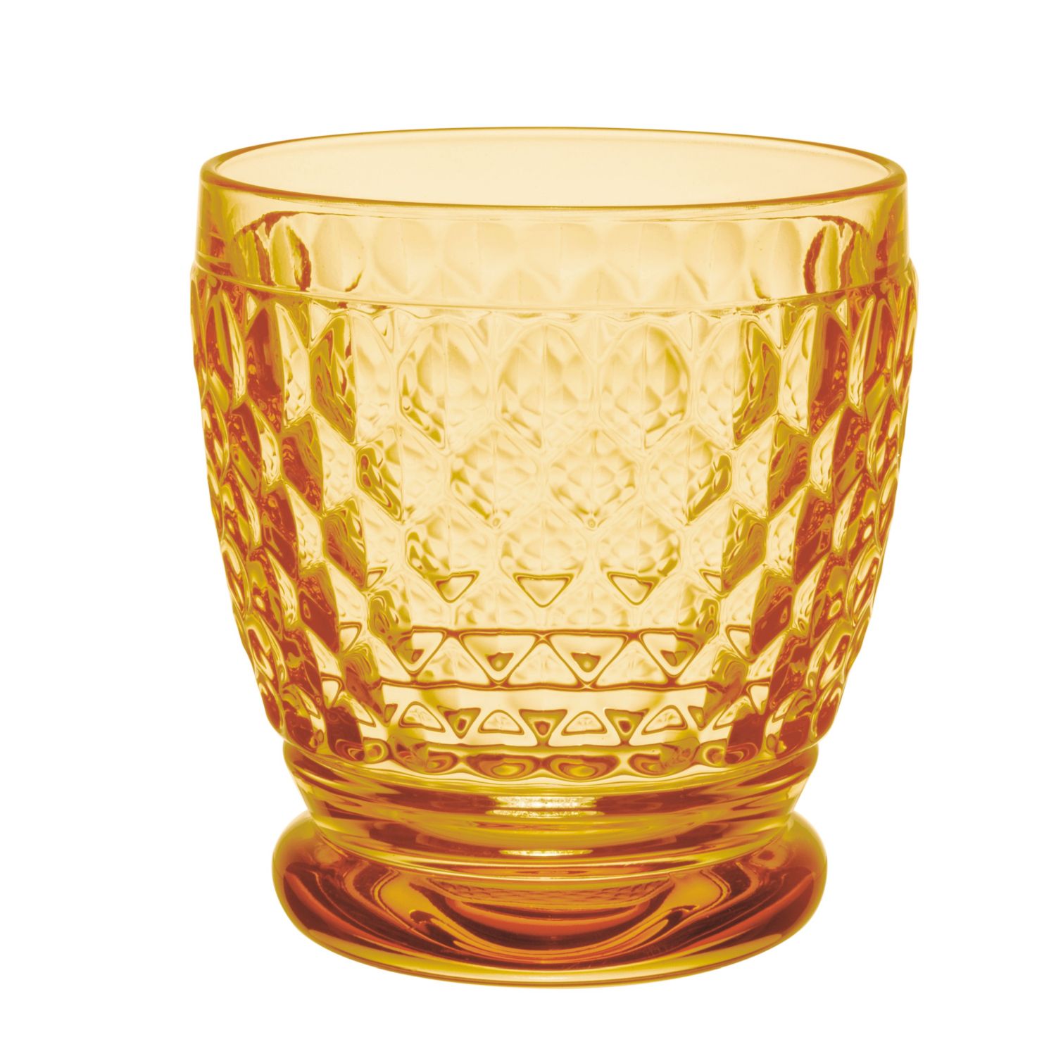 Ein gelber, facettierter Trinkbecher aus Glas auf weißem Hintergrund