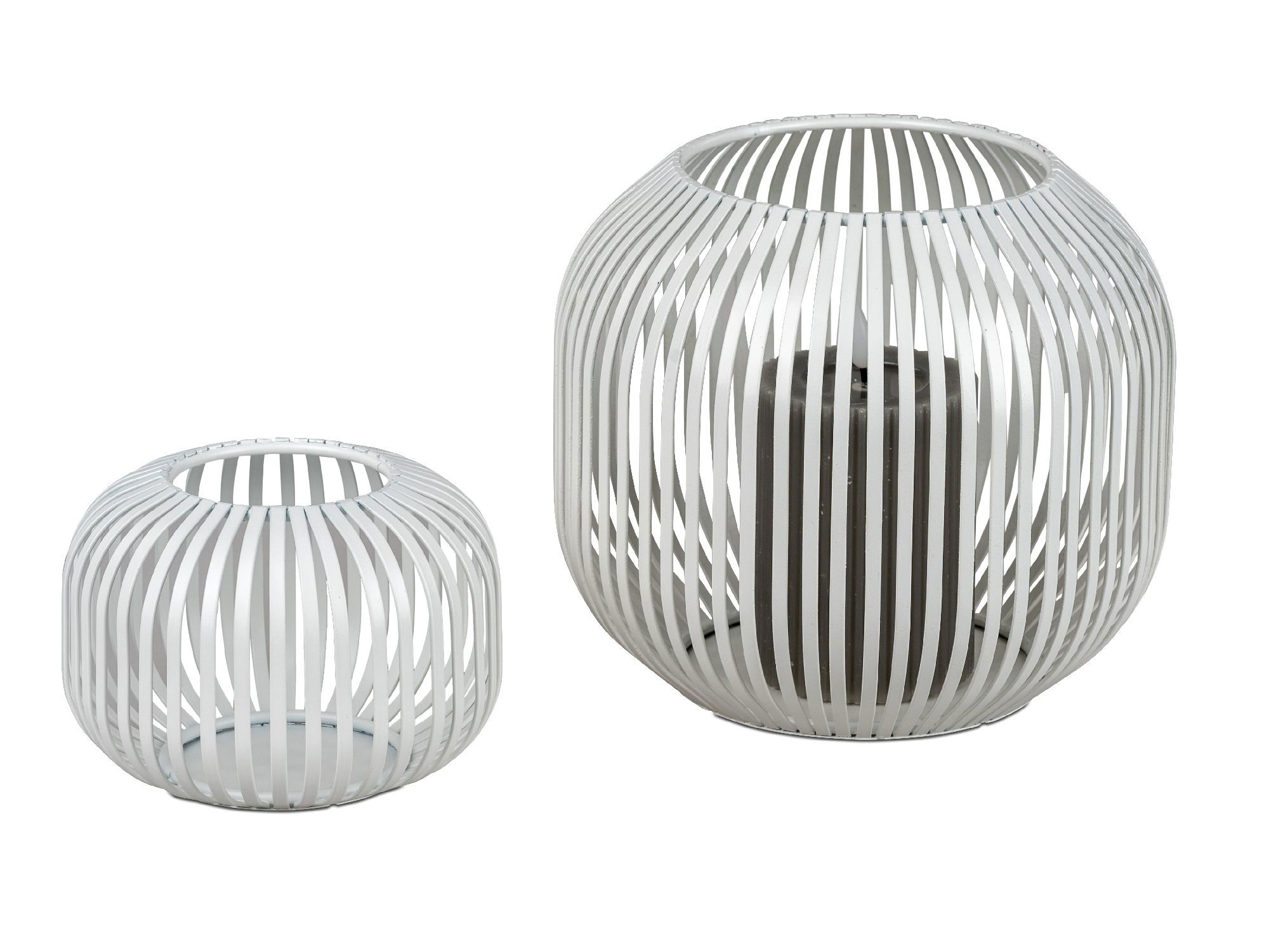 Zwei dekorative Kerzenhalter aus Metall mit vertikalen Streifen, einer klein und einer groß, in Weiß.