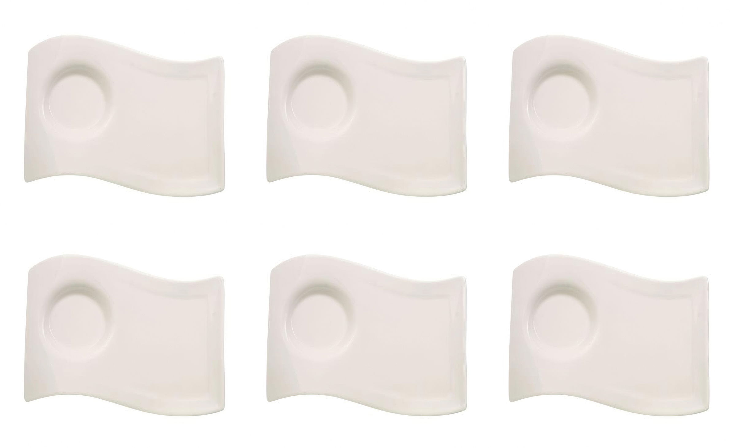 Sechs weiße, wellenförmige Teller mit einer Vertiefung in der Mitte, angeordnet in zwei Reihen.