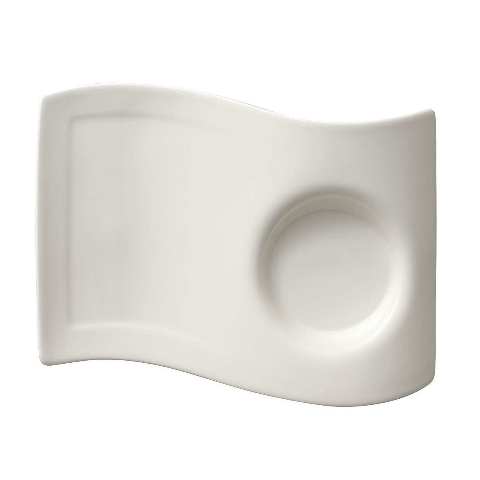 Weißes, gewelltes Geschirr mit einer runden Vertiefung auf der rechten Seite. Die Oberfläche ist glatt und glänzend.