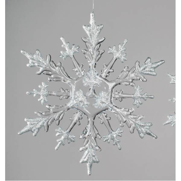 Ein glitzernder, transparenter Schneeflockenanhänger mit filigranen, verzweigten Formen auf grauem H