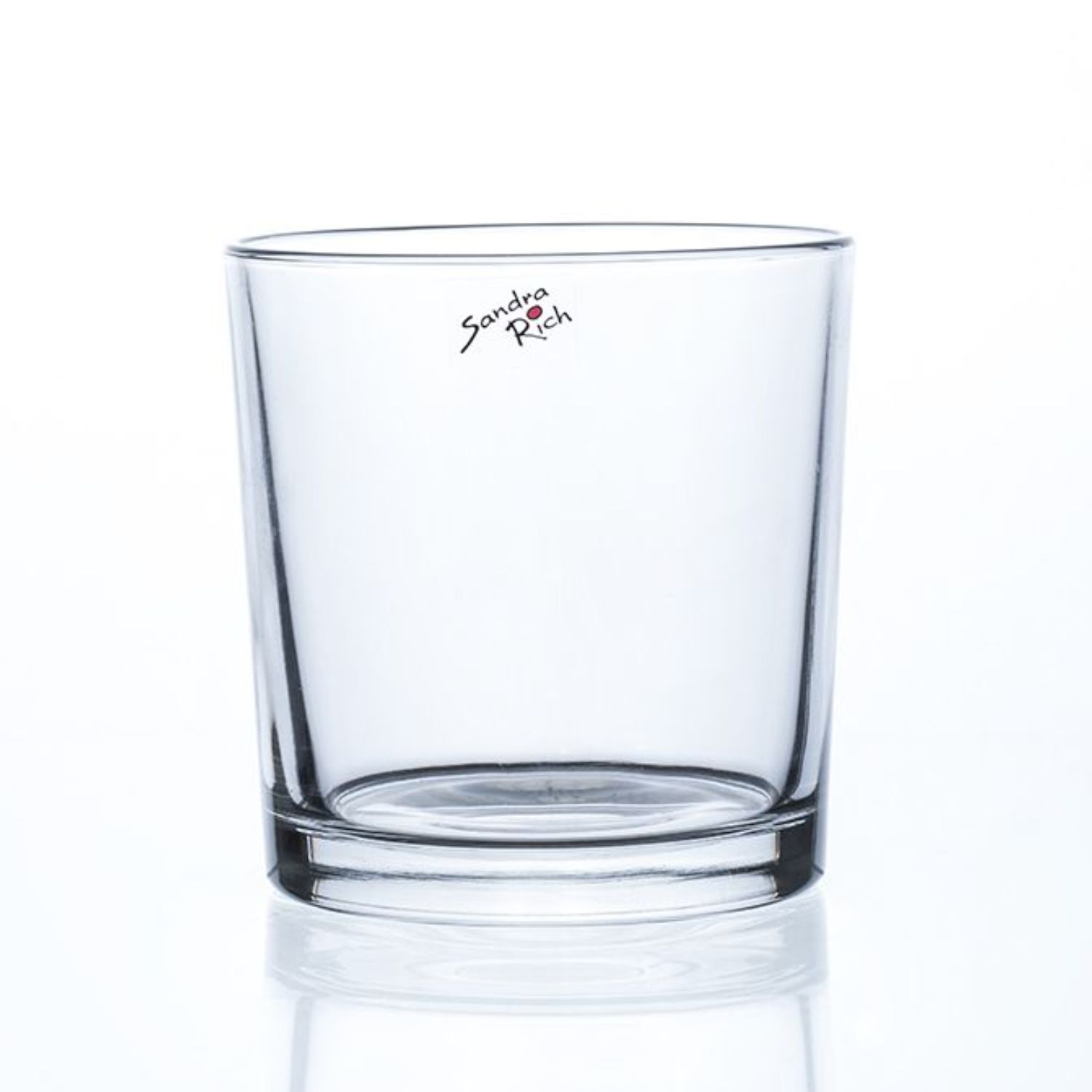 Ein transparenter Glasbecher mit geraden Wänden und einem stabilen Boden. Auf der Oberfläche ist eine Unterschrift zu sehen.