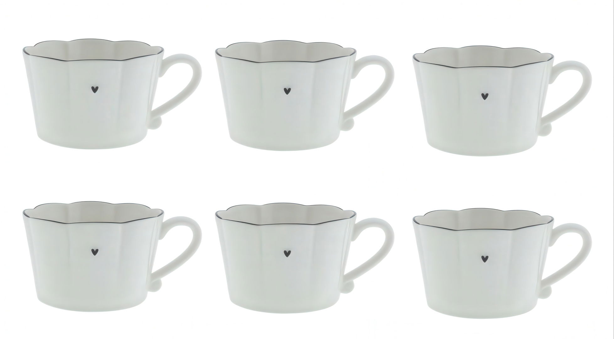 Sechs weiße Tassen mit gewelltem Rand und einem kleinen Herzmotiv in der Mitte, angeordnet in zwei Reihen.