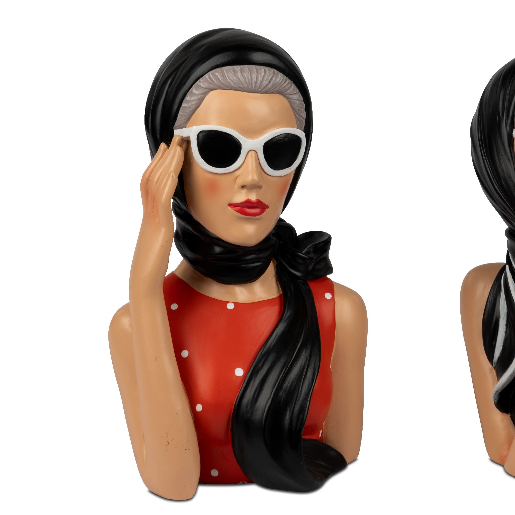 Eine stilisierte Figur mit grauen Haaren, Sonnenbrille und schwarzem Kopftuch, trägt ein rotes Kleid