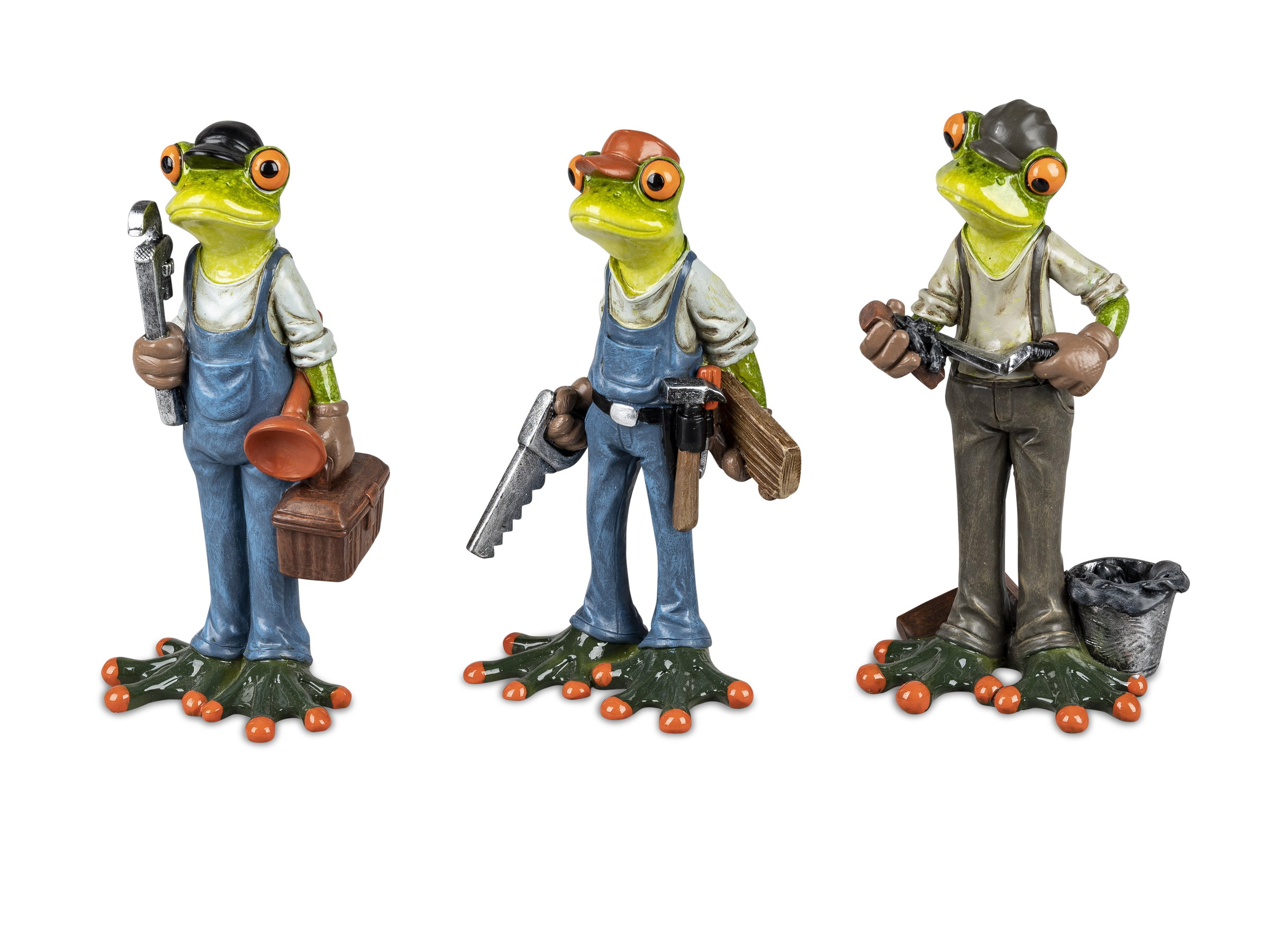 Drei Figuren von Fröschen in Arbeitskleidung, jeweils mit Werkzeugen und Utensilien, stehen nebenein