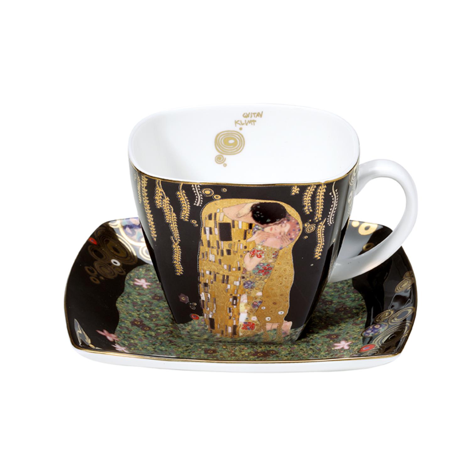 Tasse mit quadratischer Untertasse, verziert mit goldenen und bunten Mustern, zeigt eine künstlerische Darstellung.