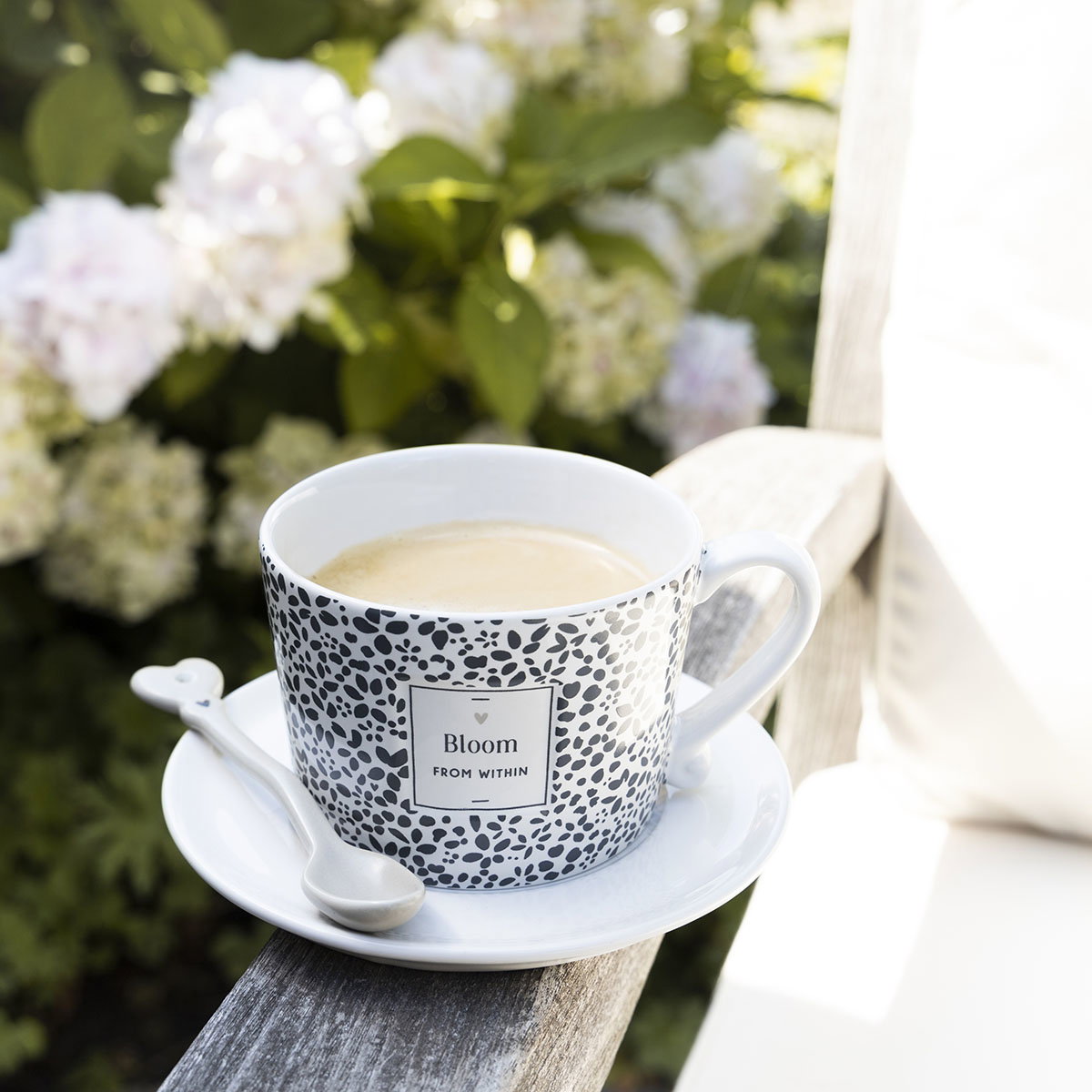 Tasse, Becher BLOOM weiß mit schwarzem Blumenmuster 300ml Bastion Collections