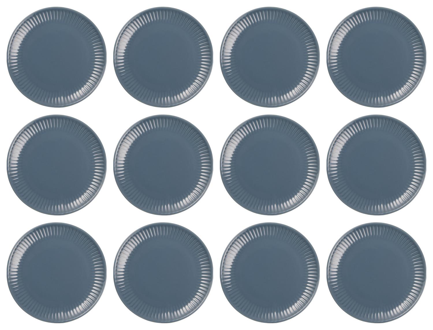 Zwölf graue Teller mit gewelltem Rand, gleichmäßig angeordnet in einem quadratischen Muster.